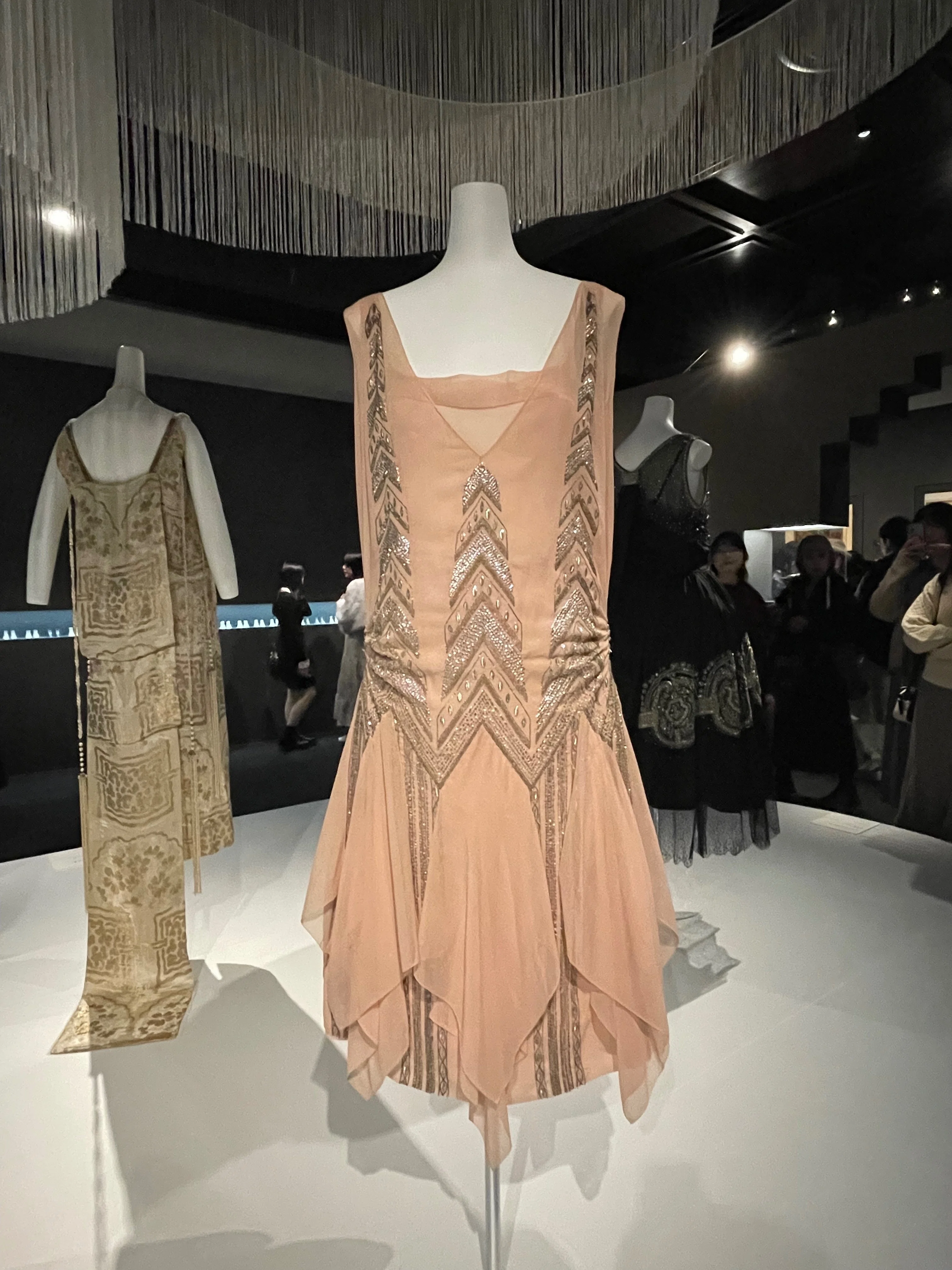 シャネルの原点を知る『アール・デコとモード』@三菱一号館美術館