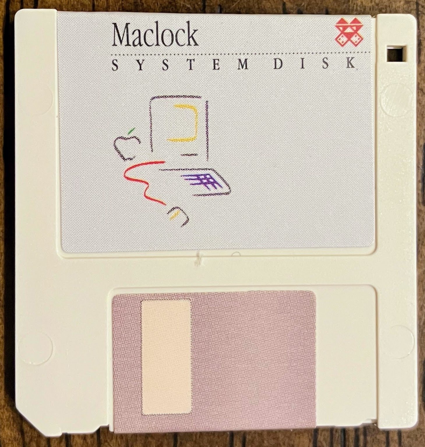 コンパクトマックをミニチュア化した「Maclock」｜Thumb Inside