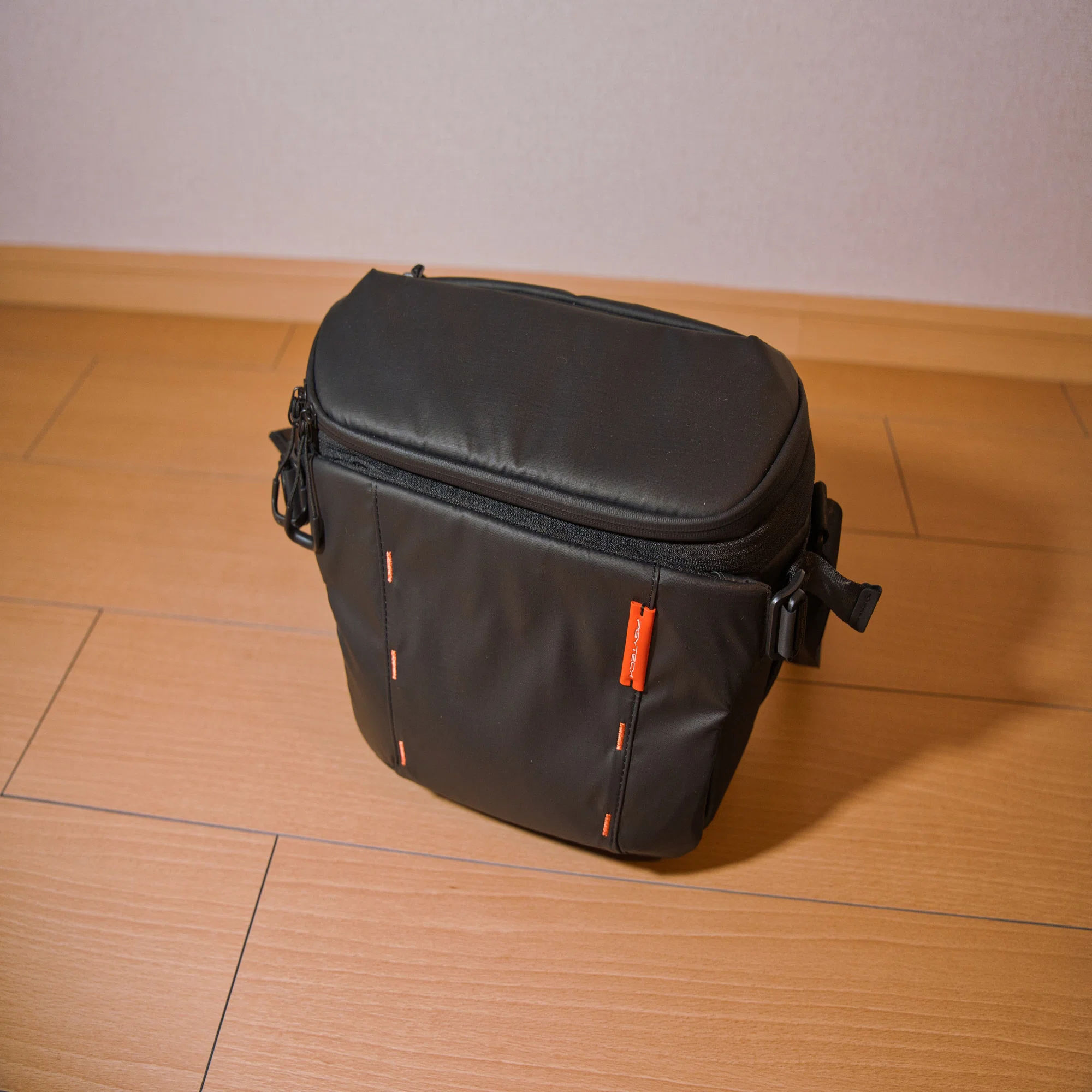 お洒落なカメラバッグを手に入れて舞い上がる人 PGYTECH OneMo 