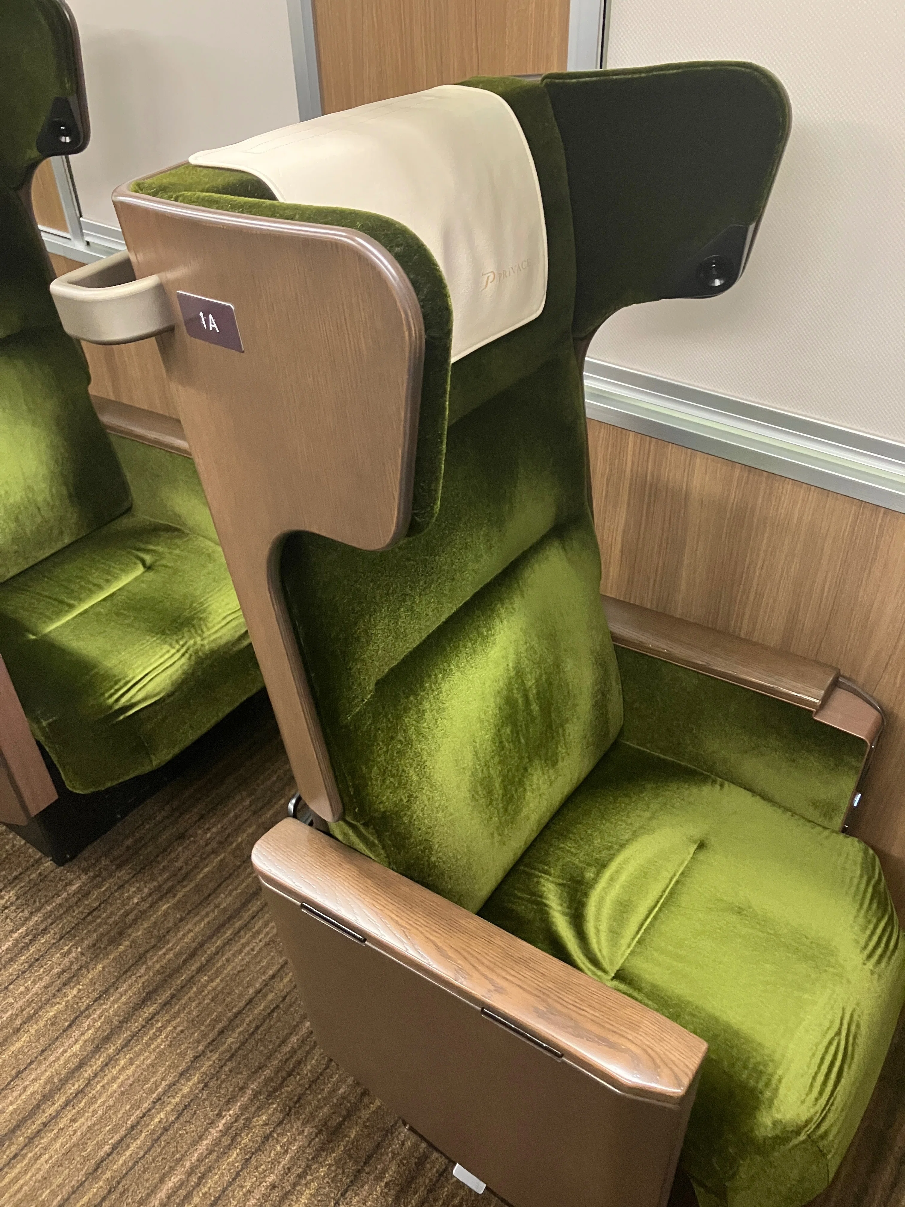 阪急電車の「PRiVACE」とJR西日本「うれシート」｜伊能タッタカタ