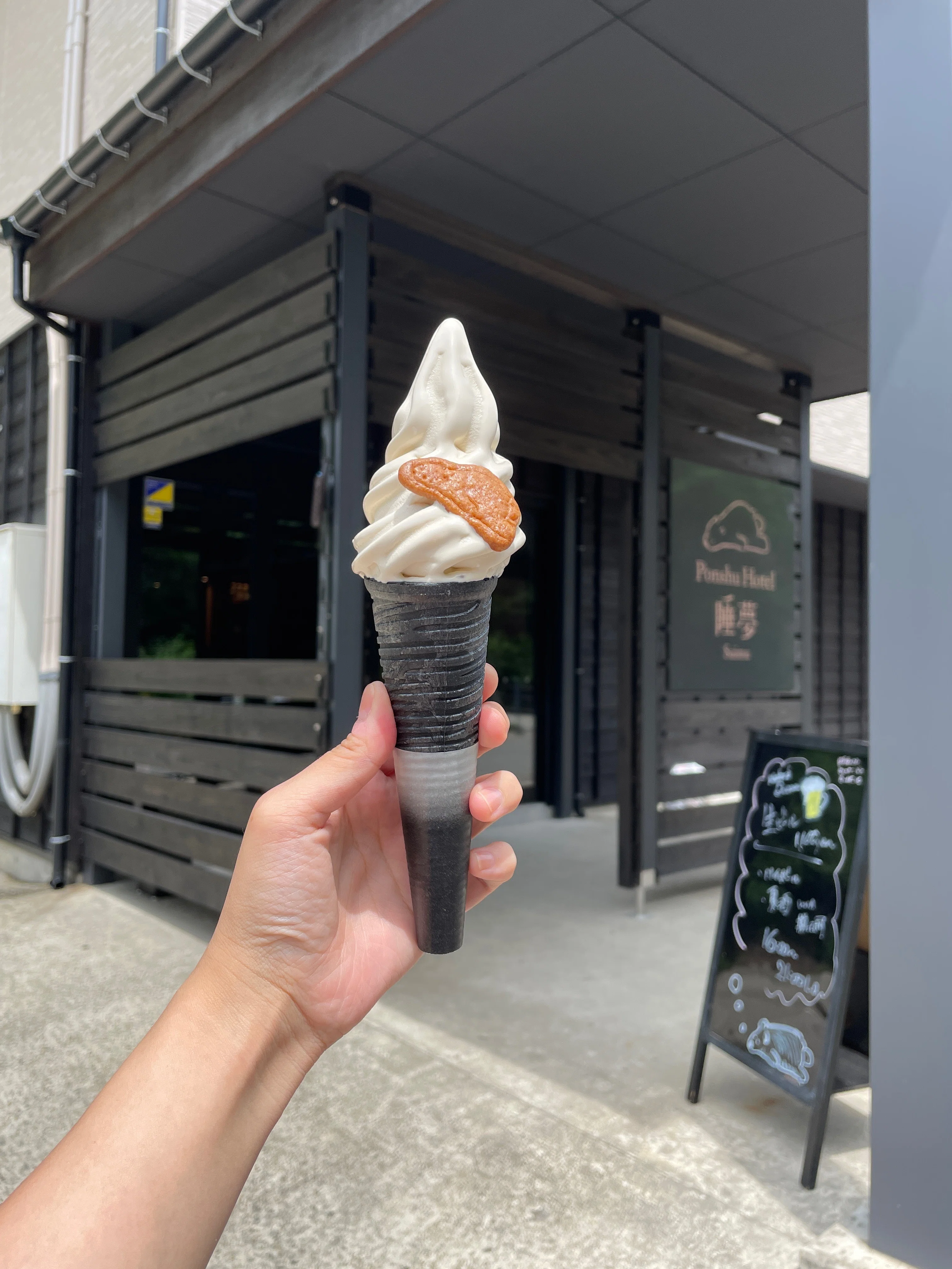 天然デスロック　ベルーガソフトクリーム 十日町市】松之山温泉で見つけた「ラム酒ソフト」。大人な味わい｜ソフ