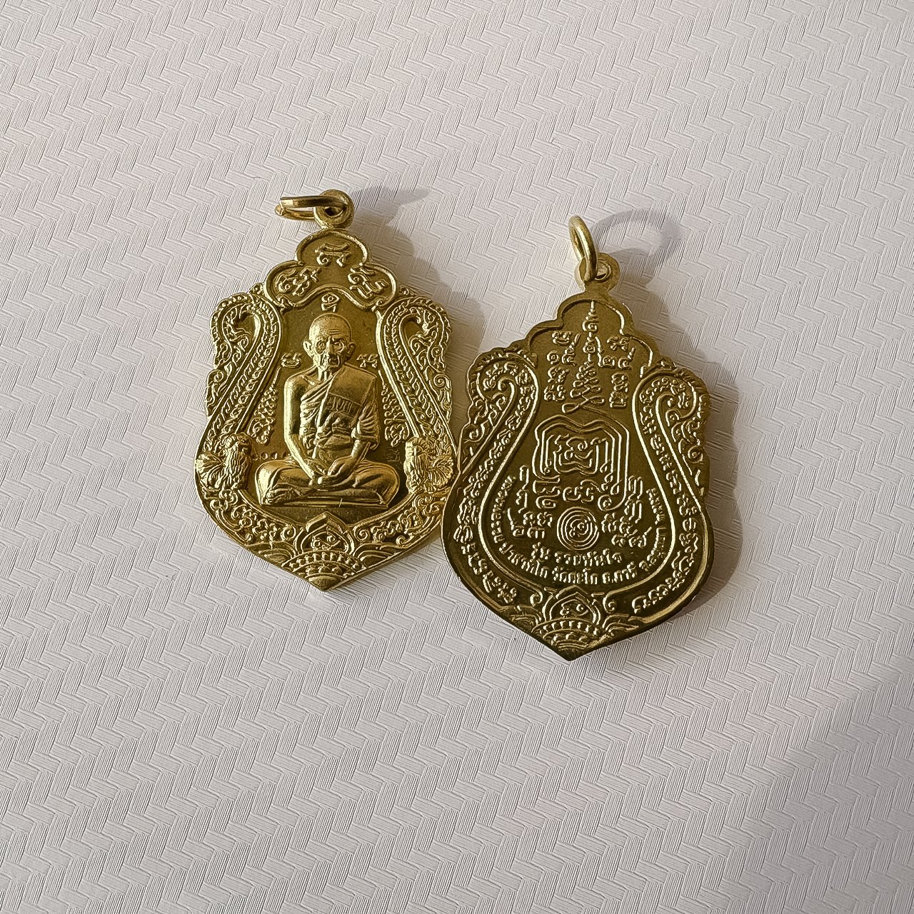 タイ旅行③【プラクルアン】お守りアミュレット屋さん｜明星 菫青