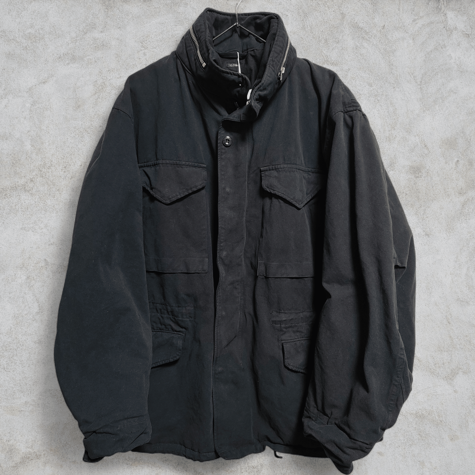 25AW】COMOLI 製品染 M-65 のサイズ感と経年変化。なぜ11万円のこの 25AW】COMOLI 製品染 M-65 のサイズ感と経年変化。なぜ11万円のこの