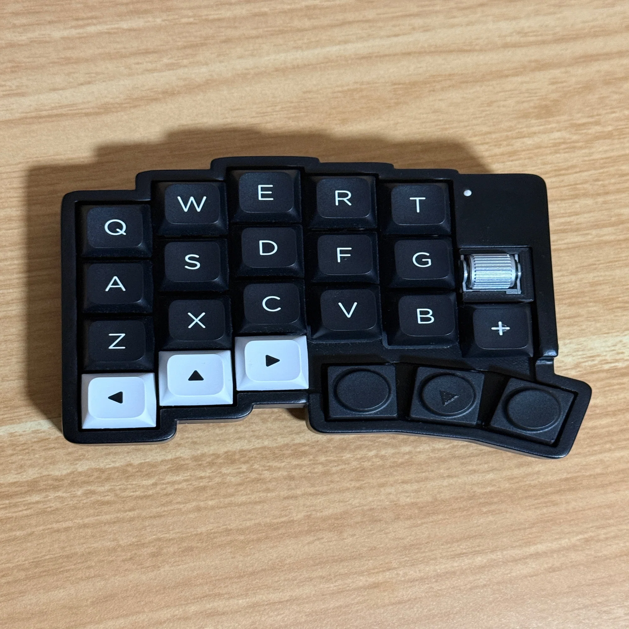 roBaを「モノトーン＋シルバー」で構築。塗装から3Dプリント設計まで 
