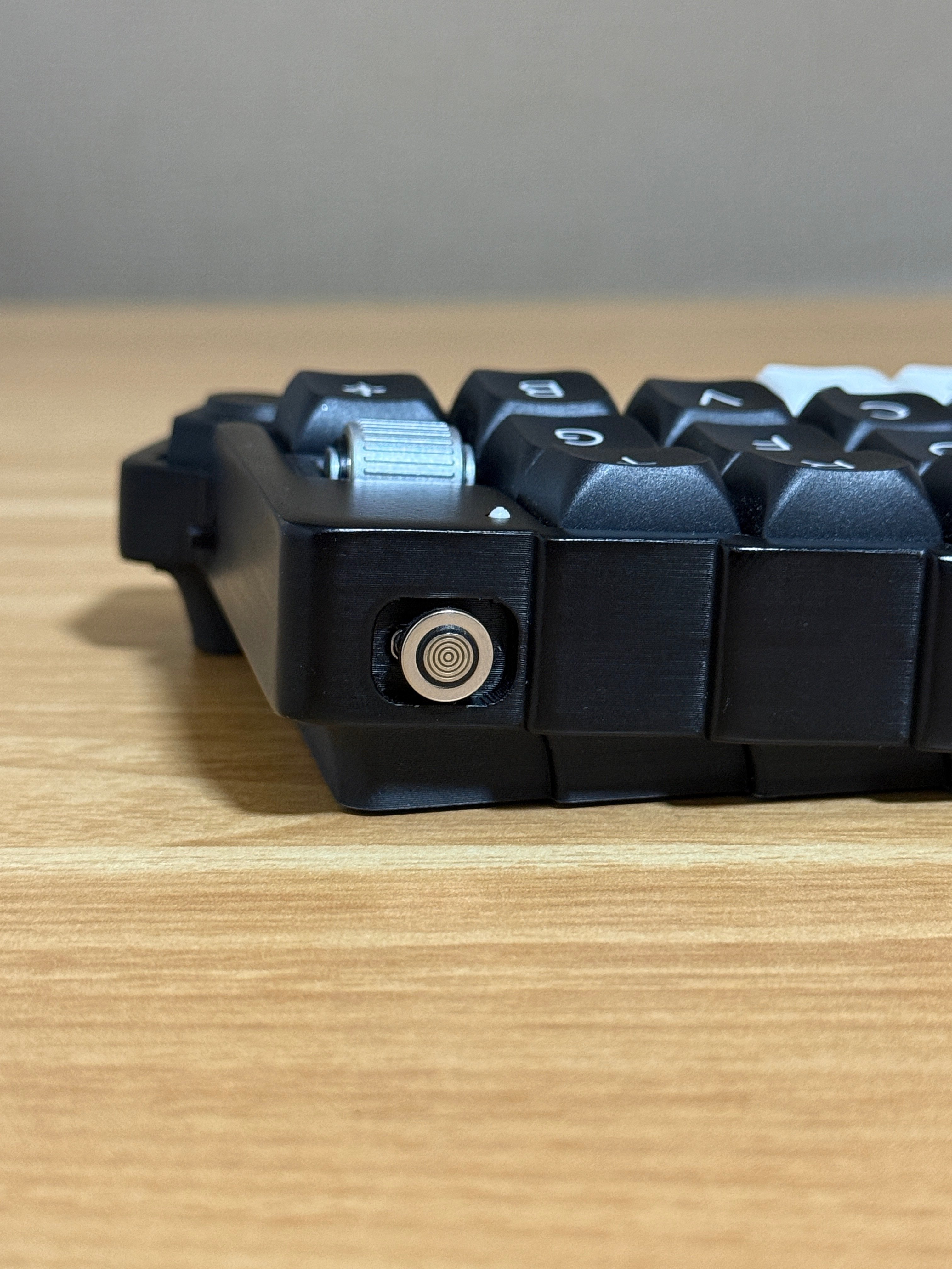 roBaを「モノトーン＋シルバー」で構築。塗装から3Dプリント設計まで