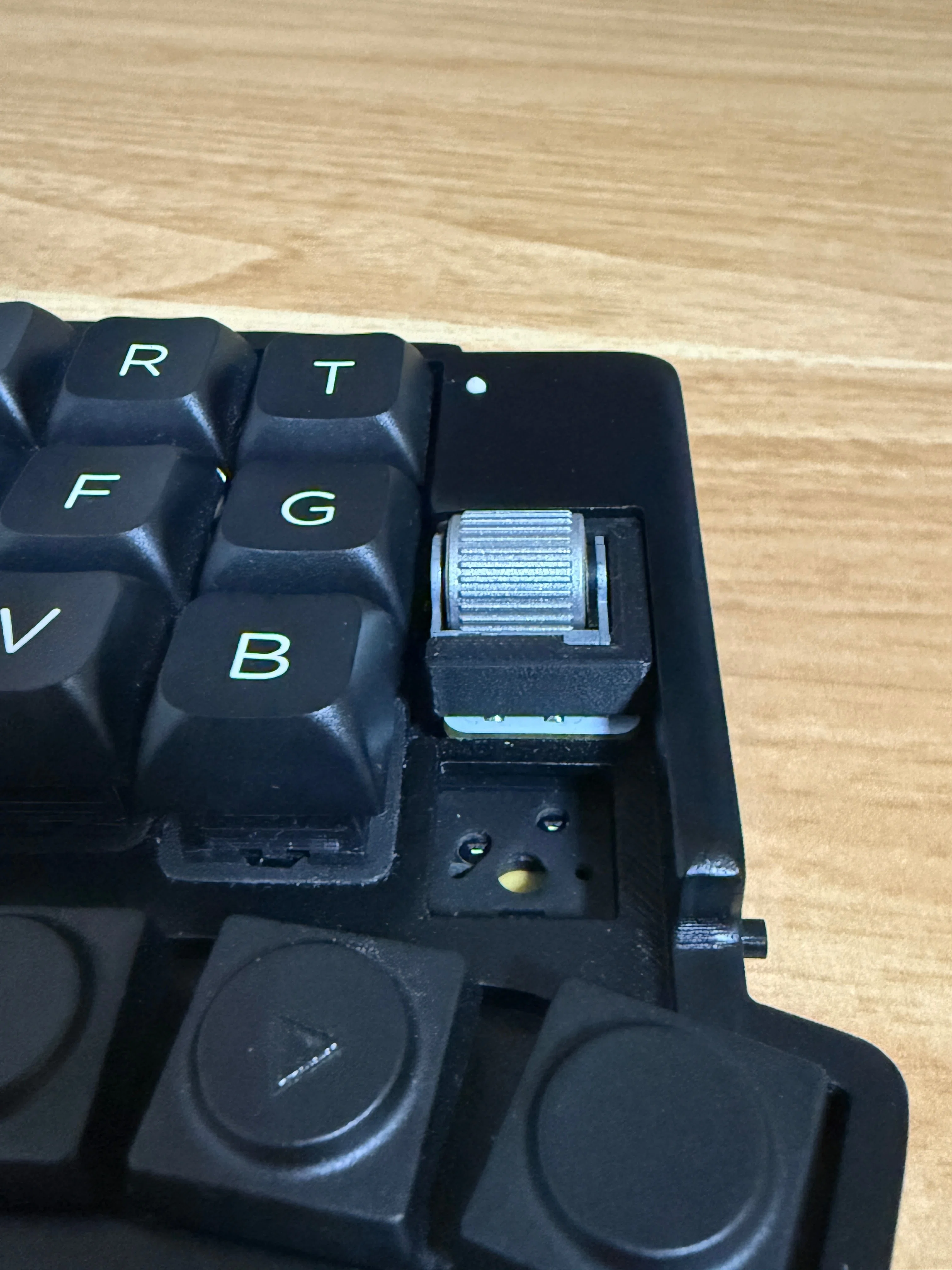 roBaを「モノトーン＋シルバー」で構築。塗装から3Dプリント設計まで