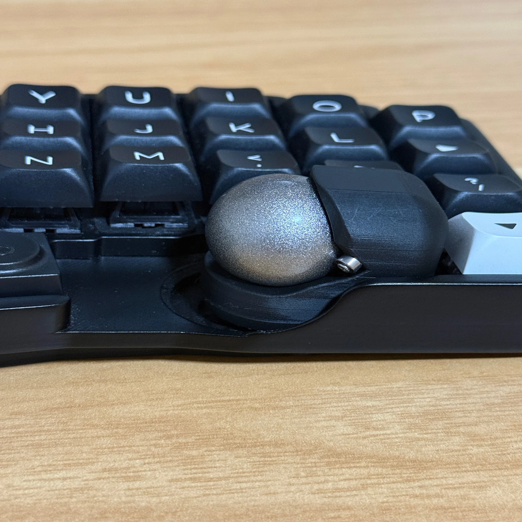 roBaを「モノトーン＋シルバー」で構築。塗装から3Dプリント設計まで 