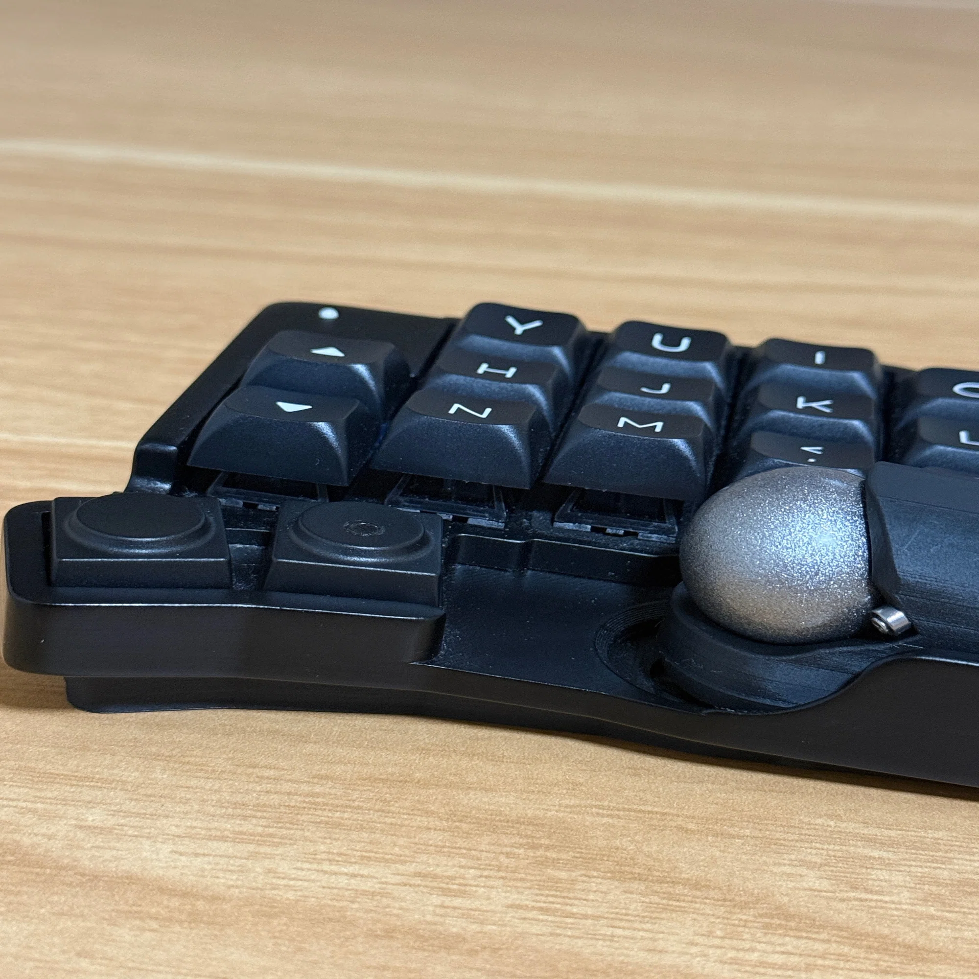 roBaを「モノトーン＋シルバー」で構築。塗装から3Dプリント設計まで 