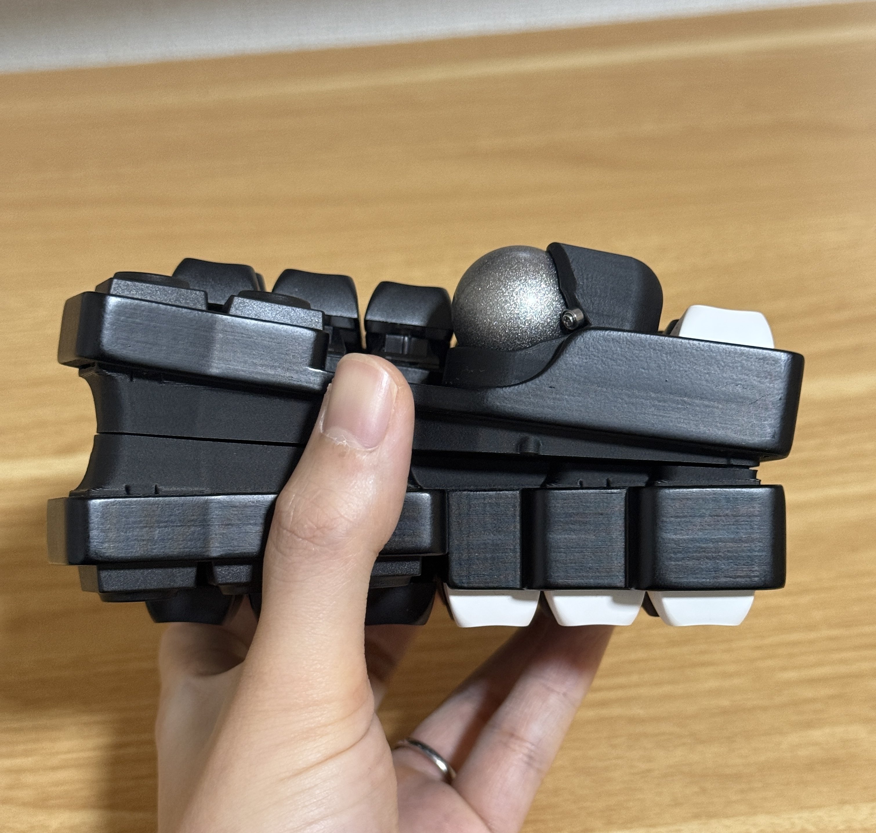 roBaを「モノトーン＋シルバー」で構築。塗装から3Dプリント設計まで