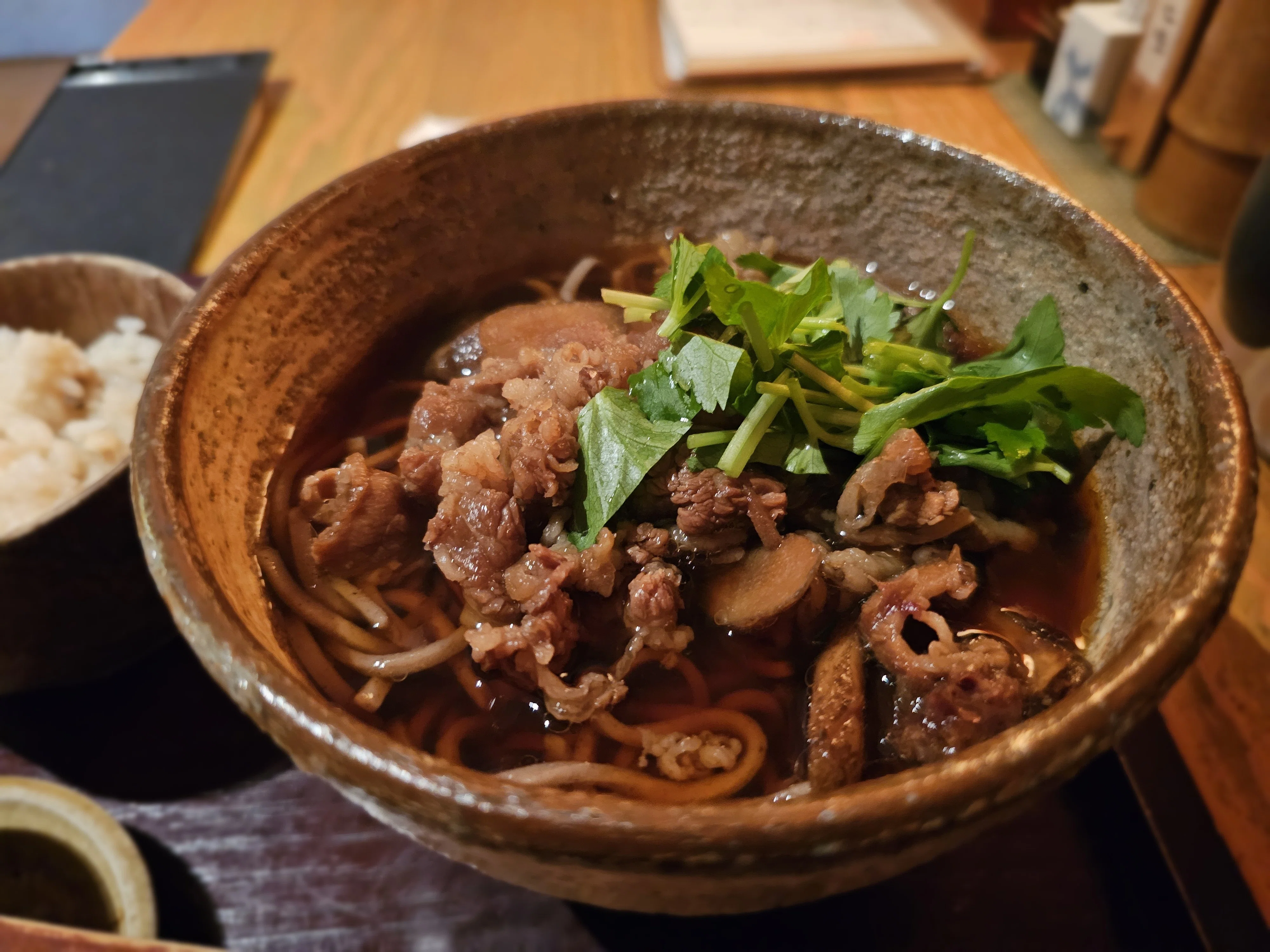 至福のランチ】広島・大手町「板蕎麦 香り家」で出会った、牛肉と