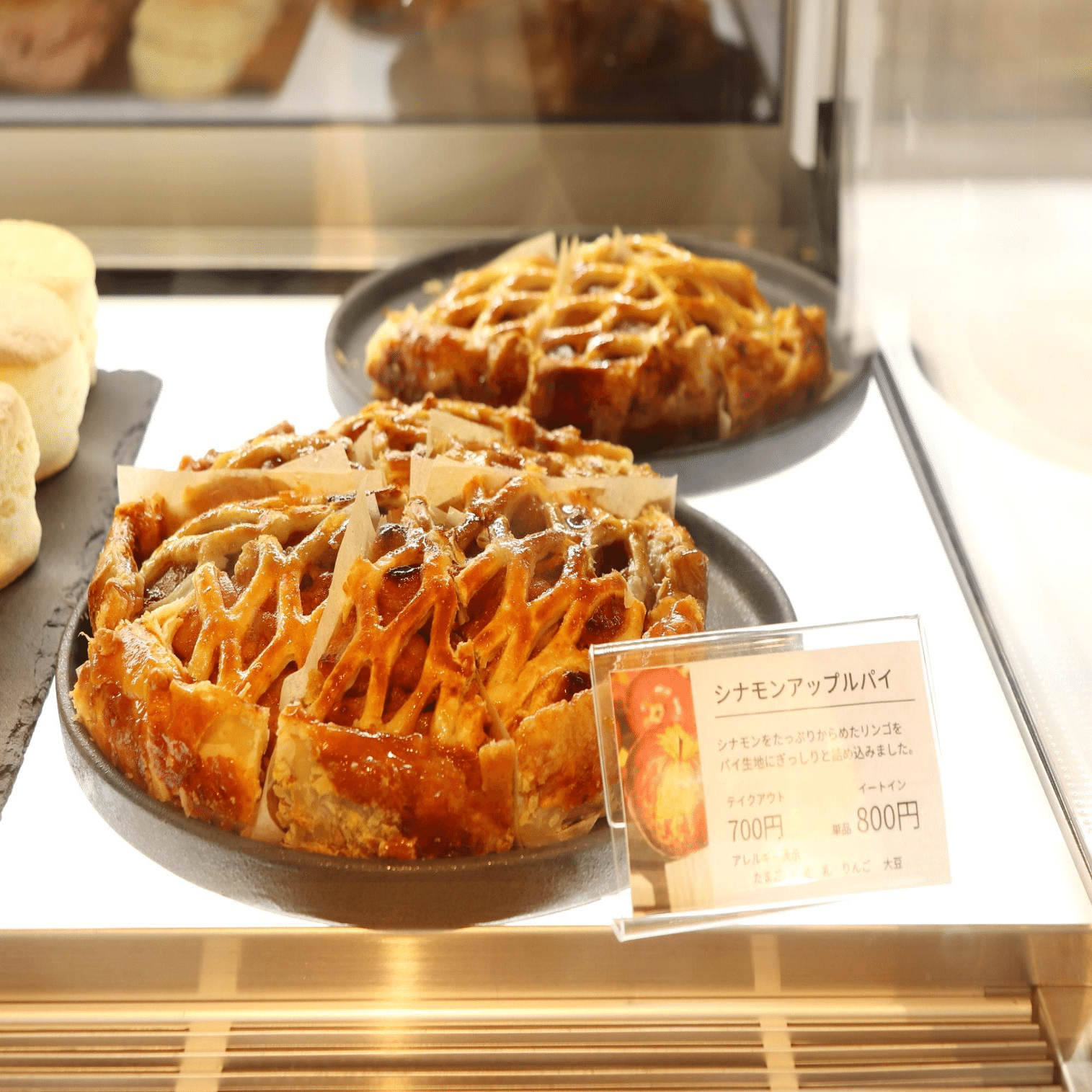 木々の隙間から覗く「かろうじて店とわかる謎の建物」中には「スパイス