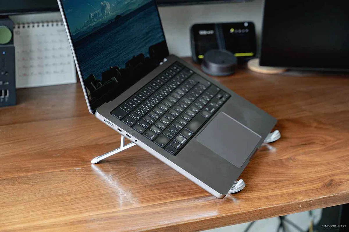 UGREENのノートPCスタンドのMacBookを載せる