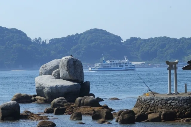 0622 100ﾄﾝ巨石から龍が春・秋分の日に舞い降りる「白石の鼻」（愛媛県