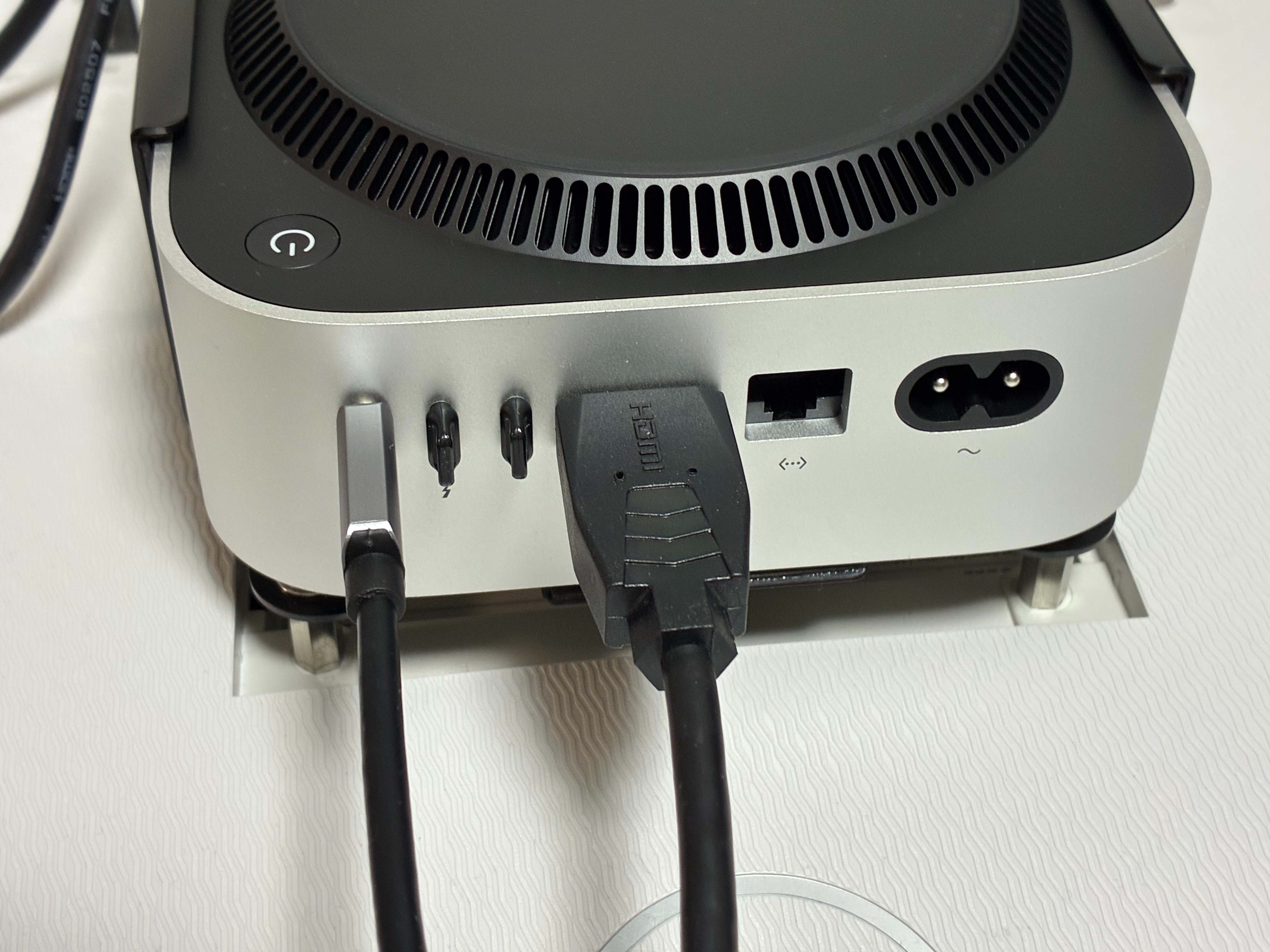 その他 Mac mini Spigen「LD205」購入レビュー。Mac mini M4をモニター裏に設置するなら