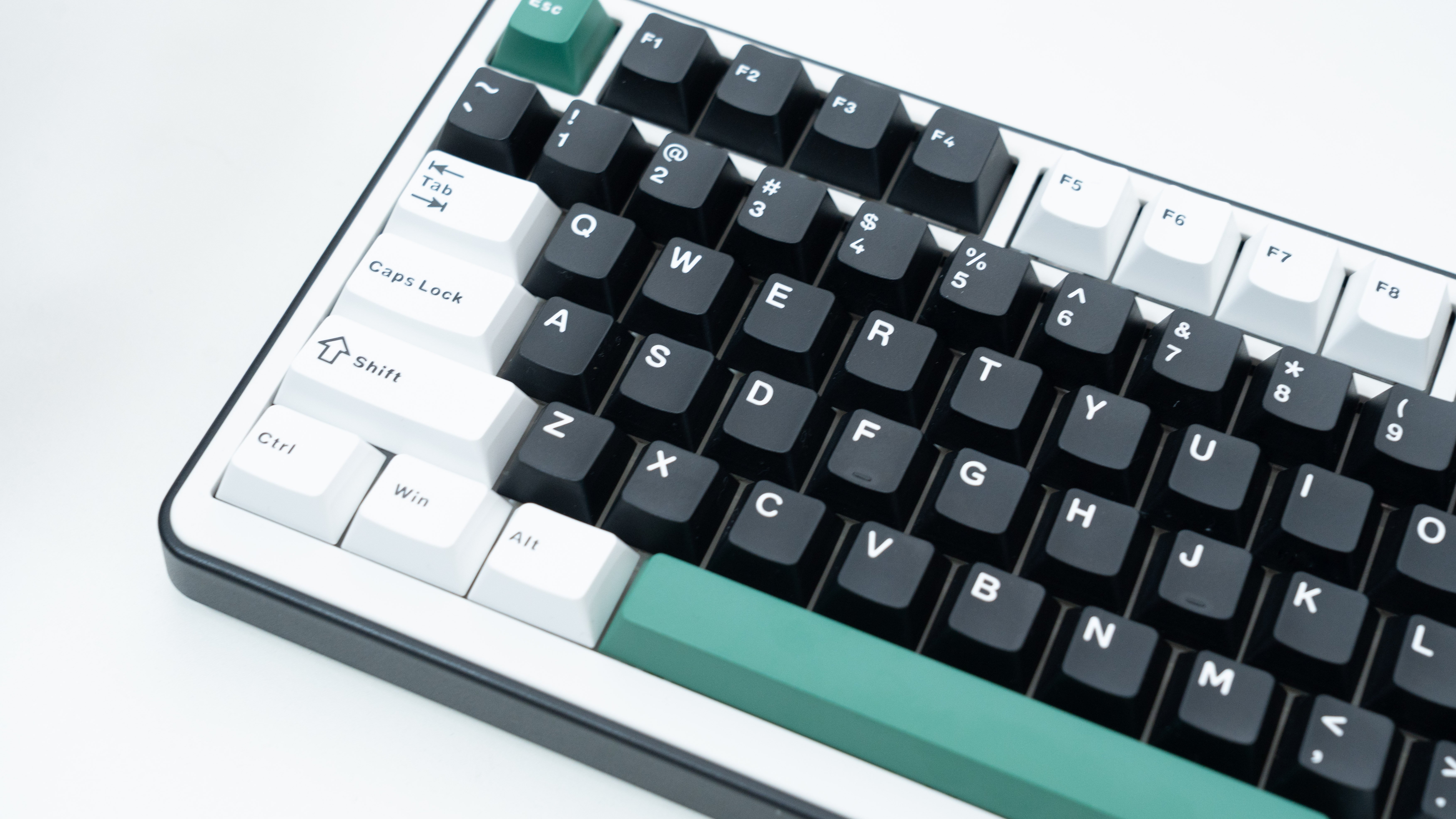 デスクの雰囲気が一気に変わる「YUNZII B75 Pro」レビュー｜見た目と