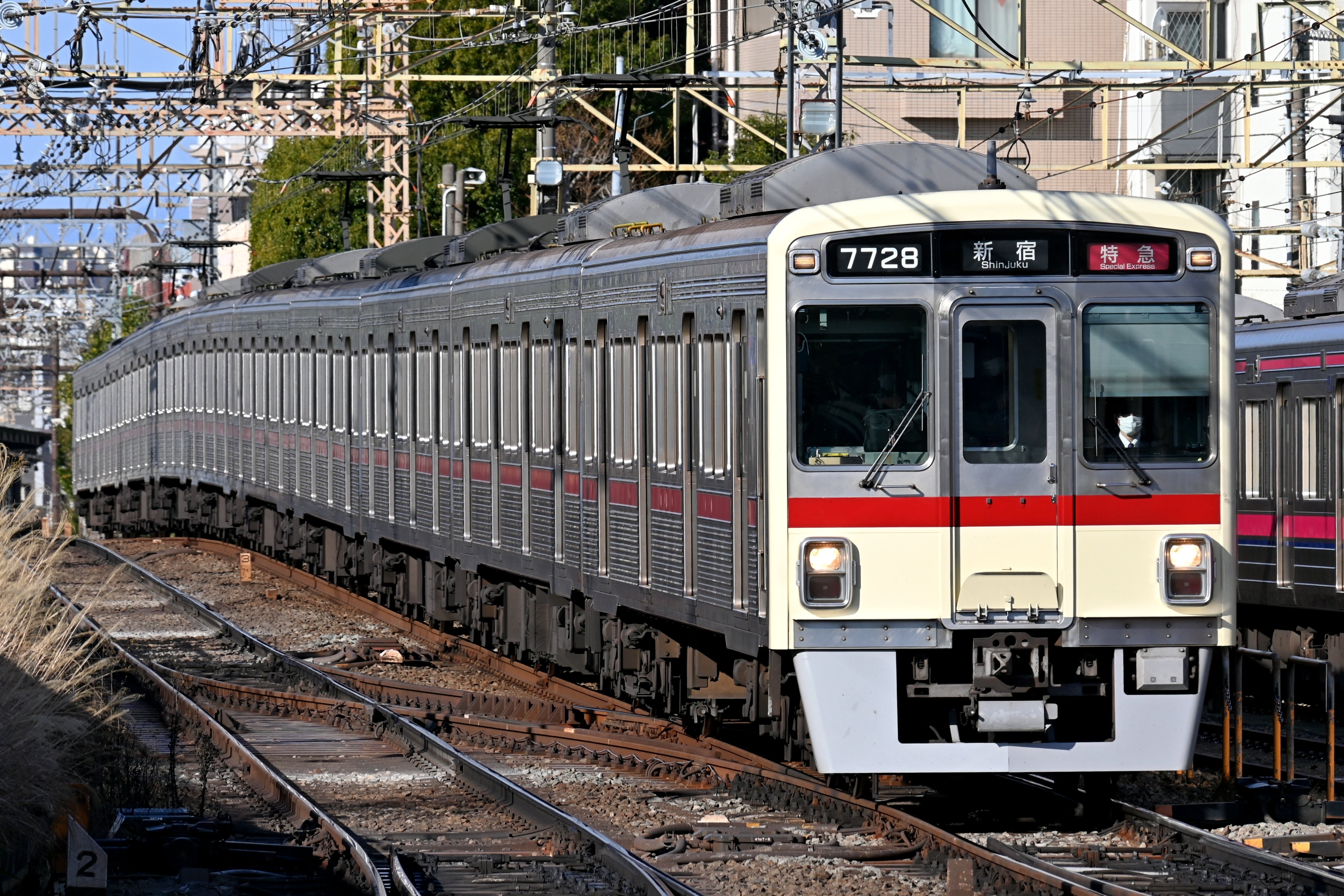 京王7000系 リバイバル臙脂帯をHMなしで撮る！｜隣の芝生は隣の芝生