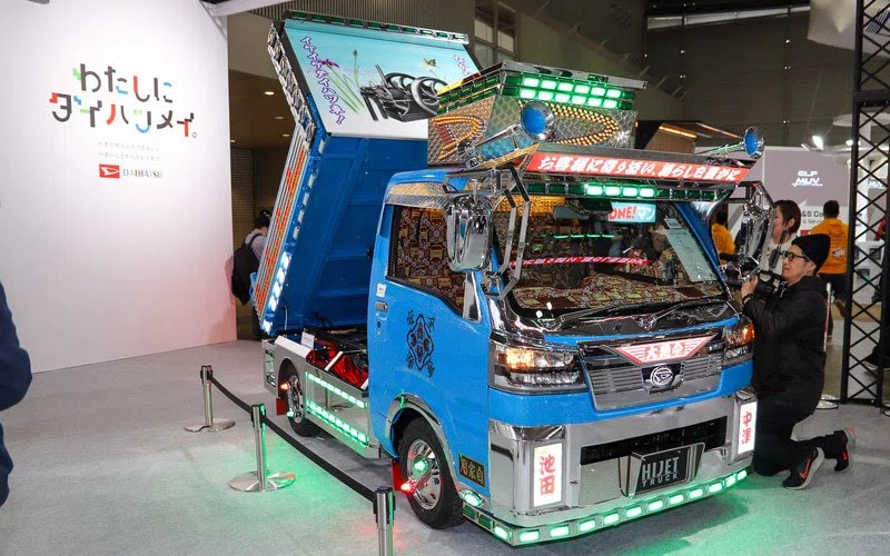限定値下中☆ クリスタル爆盛りシャンデリア ☆旧車、デコトラ、バニング、トラック ダイハツの”デコトラ”爆誕 〜製品を特別なものにする”余白”〜｜Yoichi