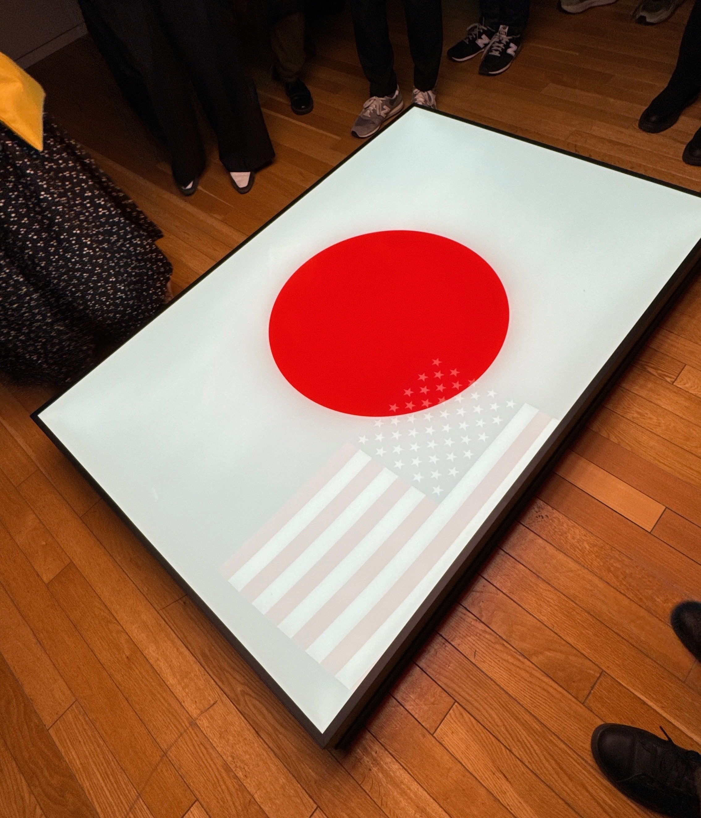 日の丸に映り込んだ星条旗が意味するものとは？【アルフレッド・ジャー