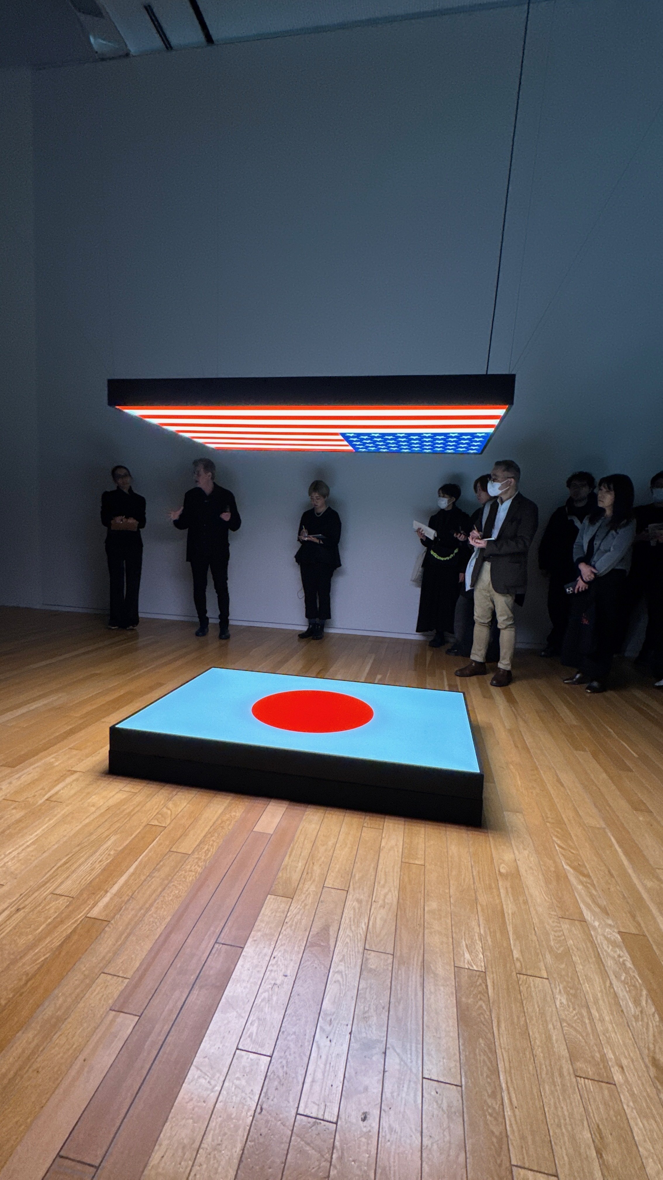 日の丸に映り込んだ星条旗が意味するものとは？【アルフレッド・ジャー