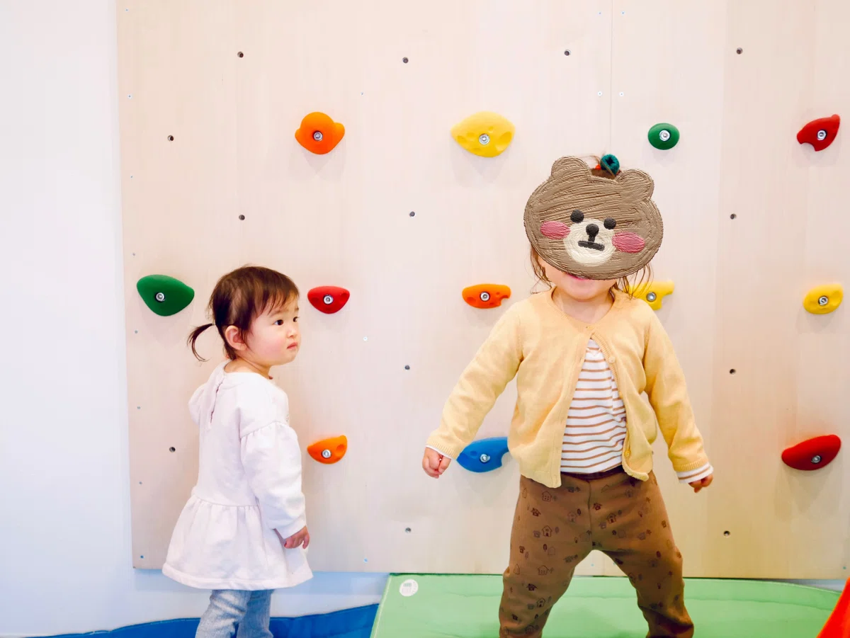 1歳の女の子と2歳の男の子が二人で写っている