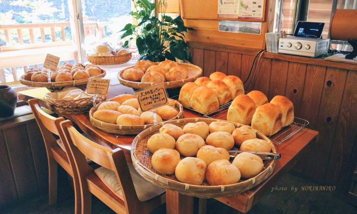 パン屋さんに並ぶパンの画像