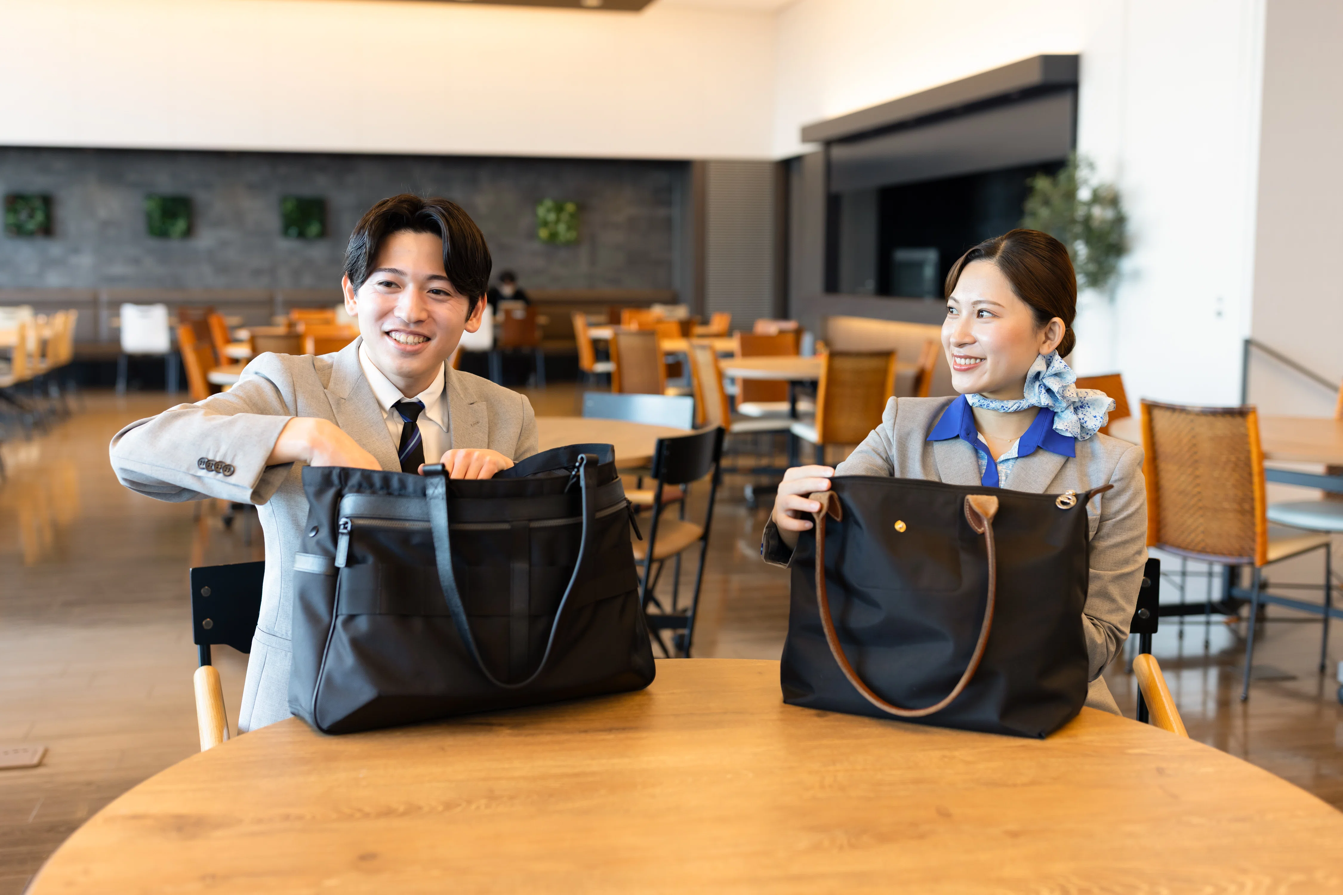 移動のプロ”ANAのCAに聞いたバッグ選びのポイント。「ANA FINDS」の