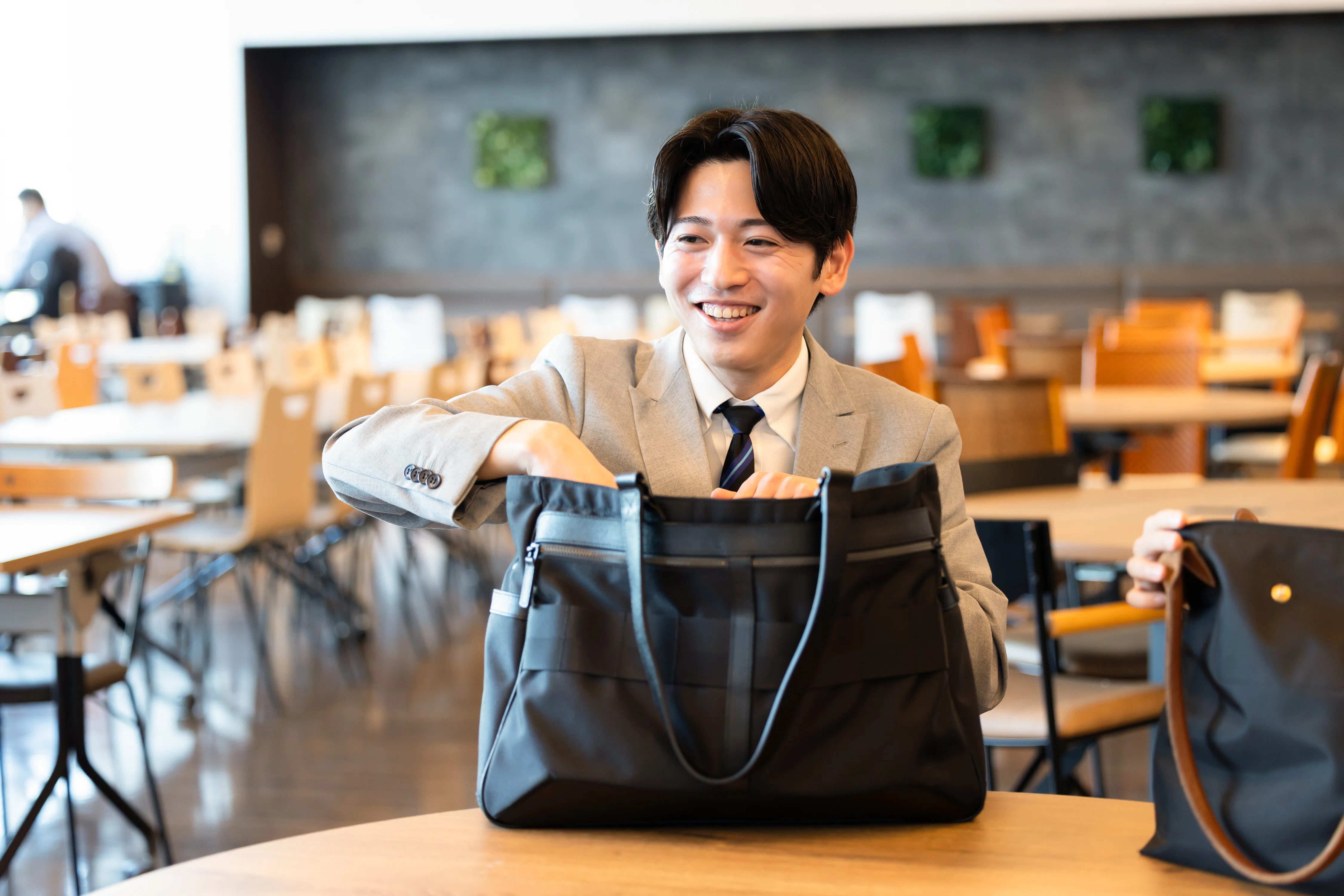 移動のプロ”ANAのCAに聞いたバッグ選びのポイント。「ANA FINDS」の