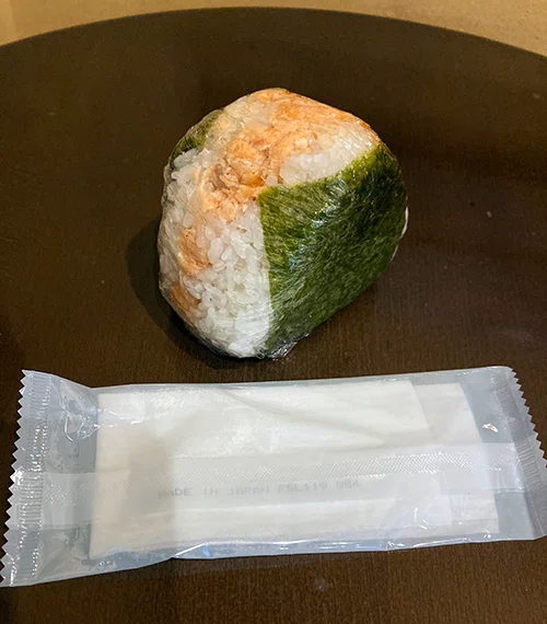 お魚屋さんのハラミおにぎり。脂の乗った鮭がぎっしり入っていて、絶品です！