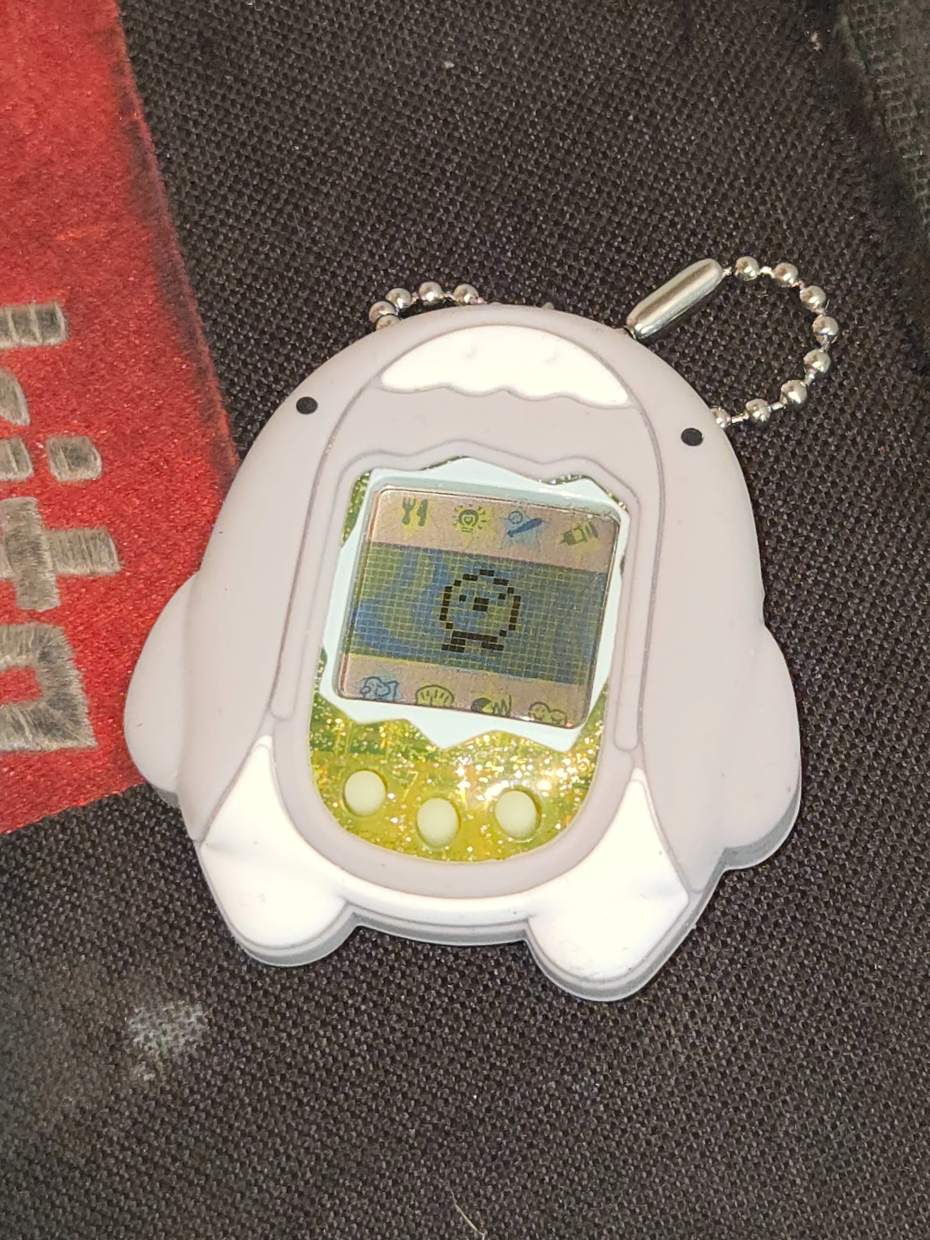 たまごっちをさわる｜にゃ〜
