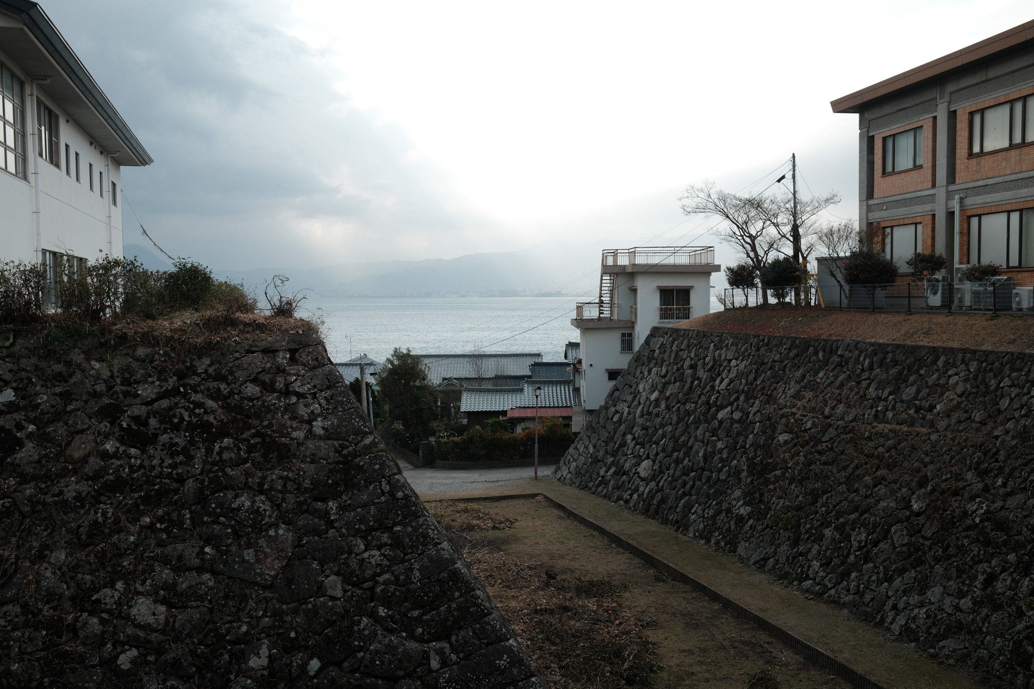 FUJIFILM X100VIとCONTAX T3と歩く冬の大分 日出の街｜Ken