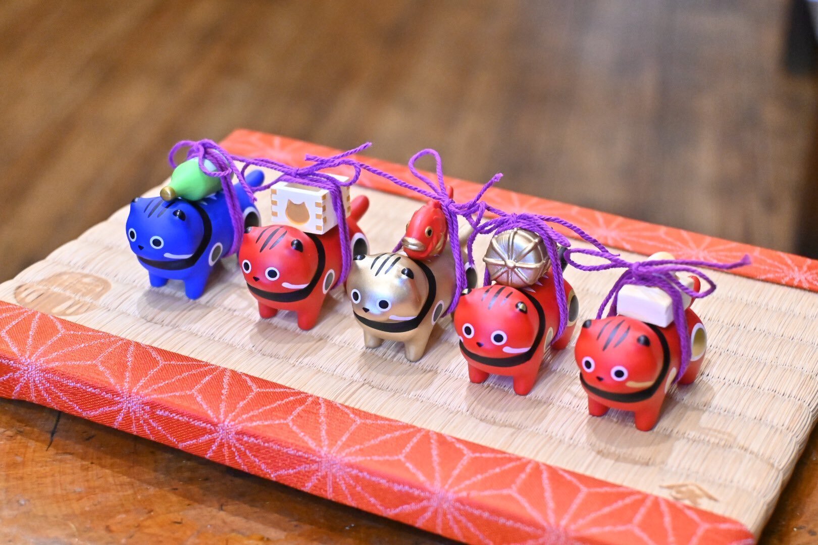 まめプロ×トイズキャビン「赤ぬこ」 待望の再入荷！｜王冠印雑貨店