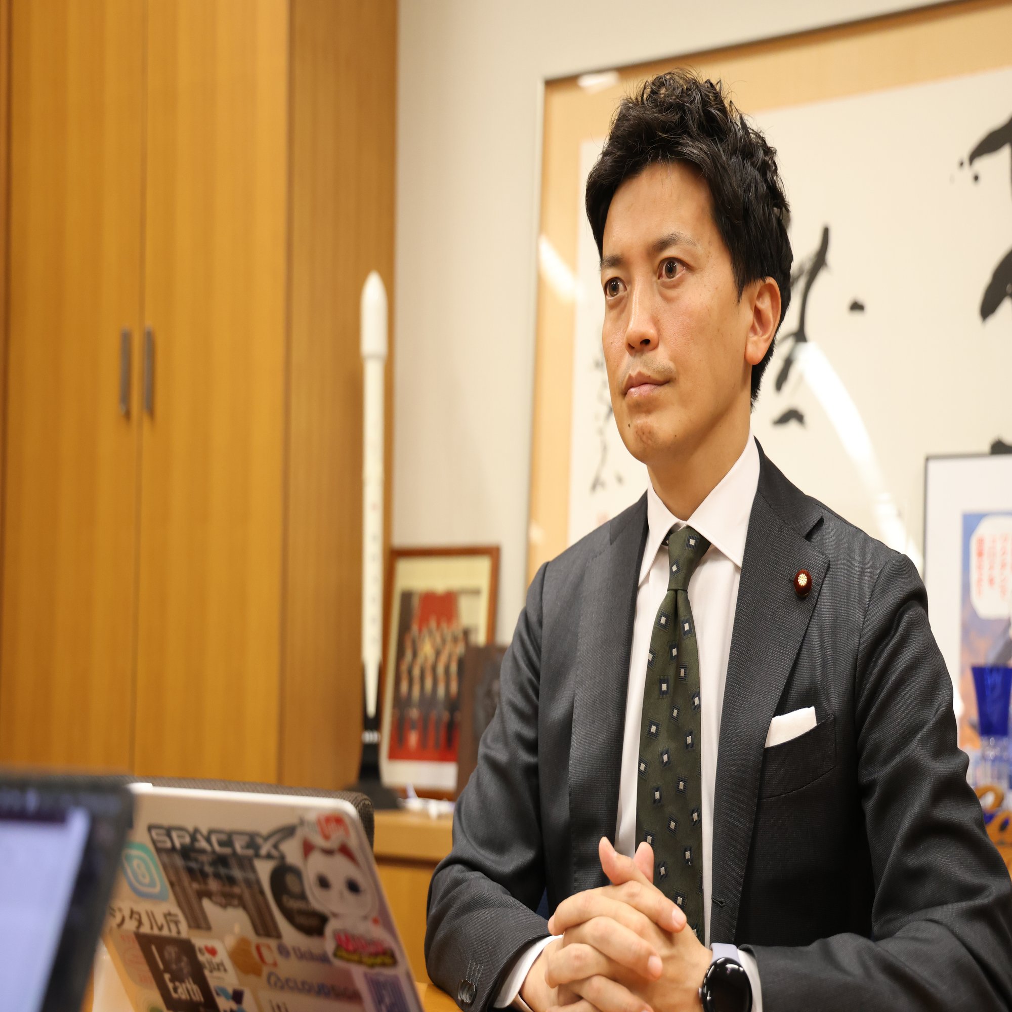 フェイスブックで「詐欺の楽園」となった日本。なぜ広告規制は遅れたのか、そしてプラットフォーマーに対し打つべき一手とは？  小林史明議員に聞いた【プラットフォーマーに問う③】｜SlowNews | スローニュース