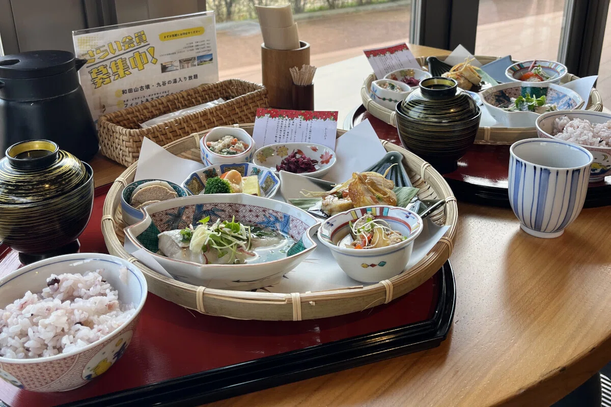 九谷焼の器でお食事を。「ウェルネスハウス SARAI」（石川県・能美市