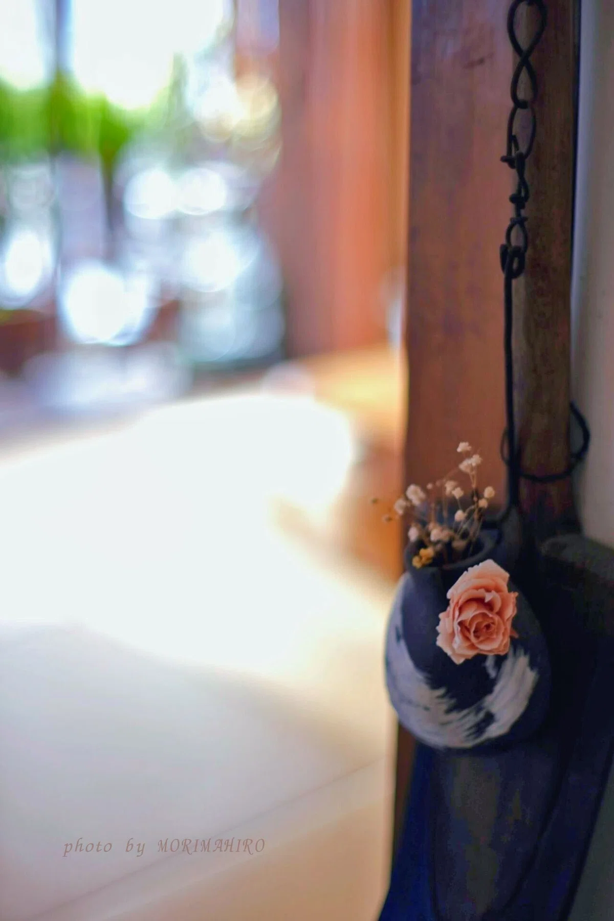 壁に掛かった一輪の花