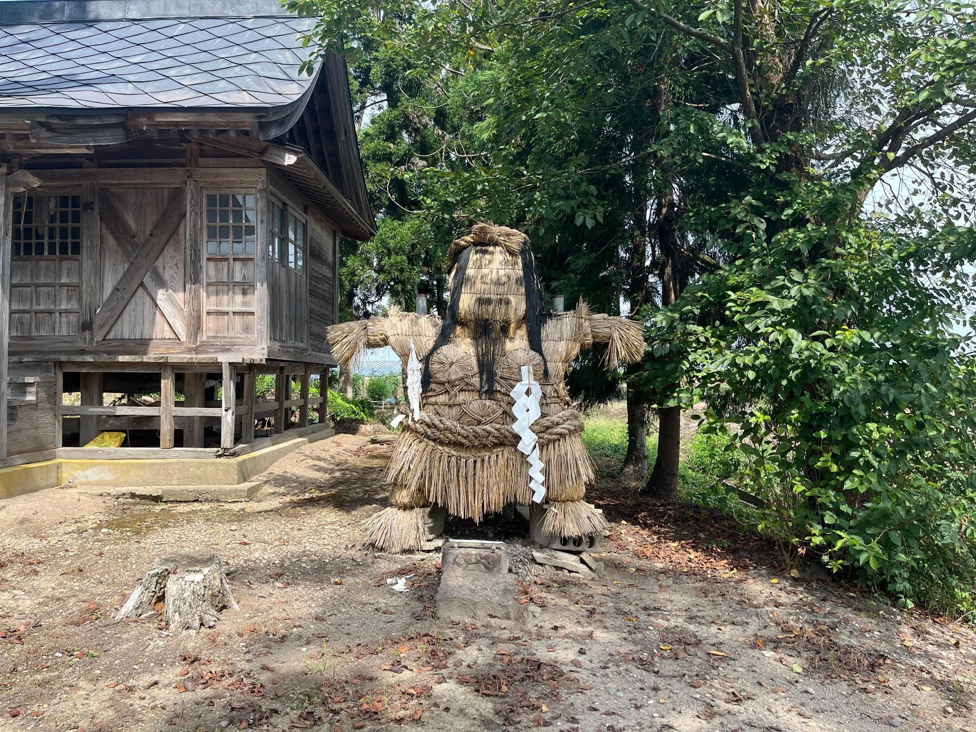 秋田県横手市】彼は何者？横手の集落に鎮座する巨大藁人形『道祖神』と