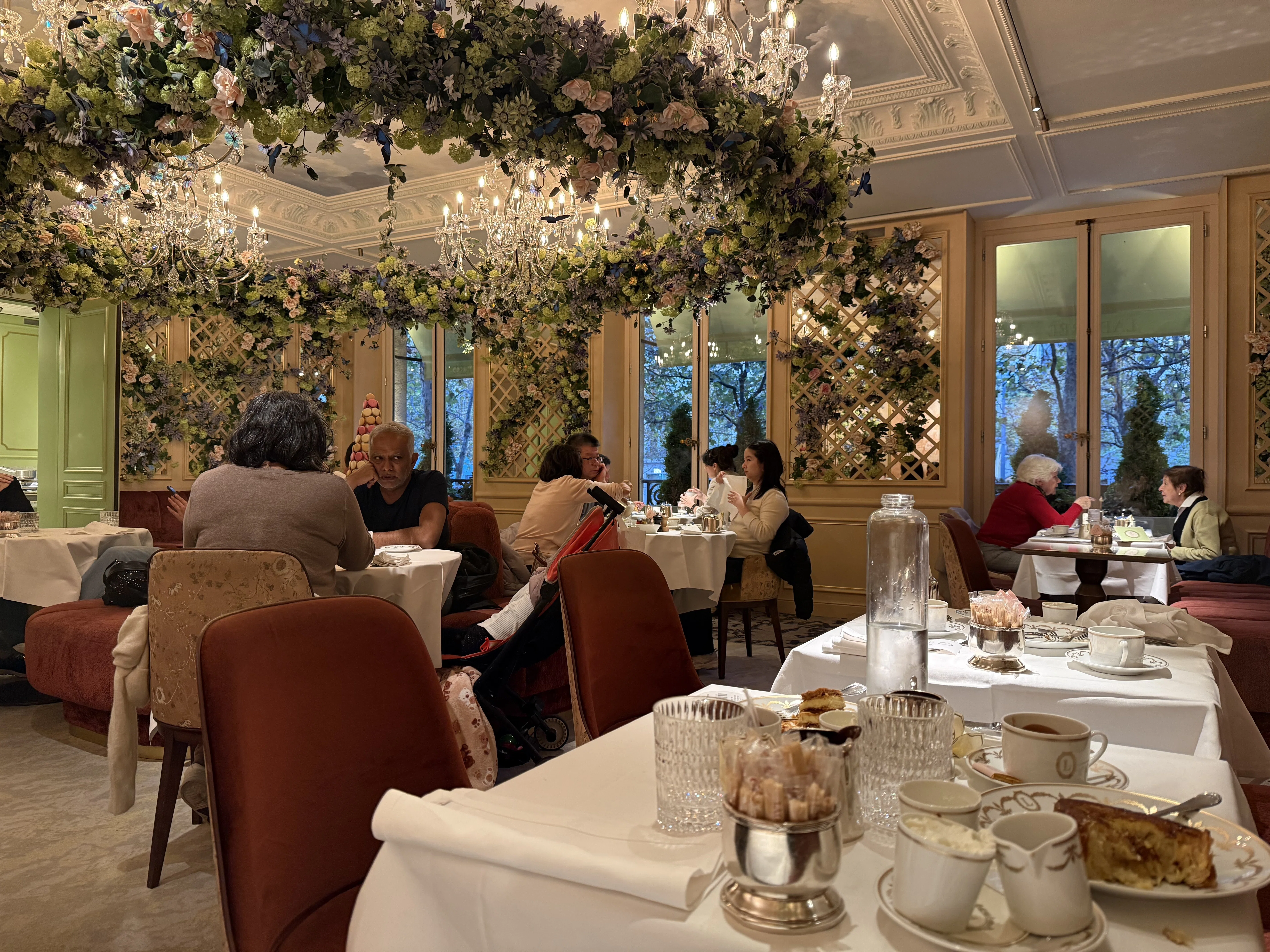 フランス🇫🇷 パリのカフェ】ラデュレシャンゼリゼLaduree (Paris