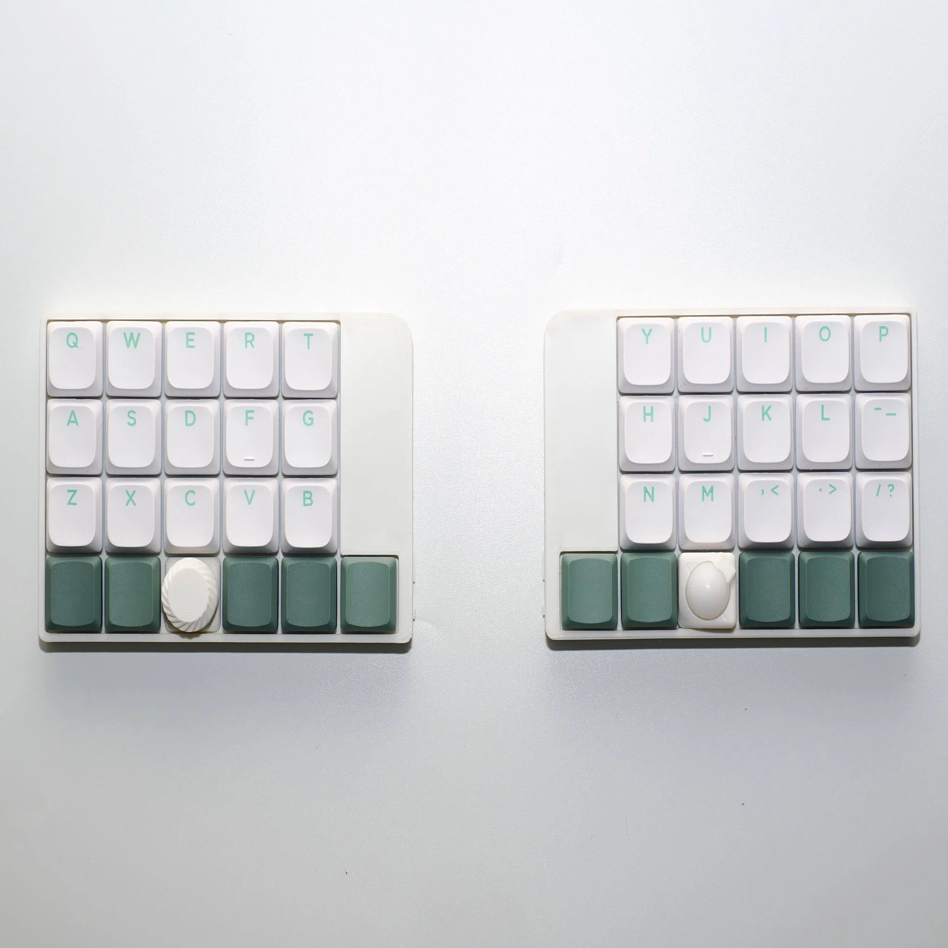 LiNEA40が完全に持ち運び専用のキーボードとして便利だった｜もつ