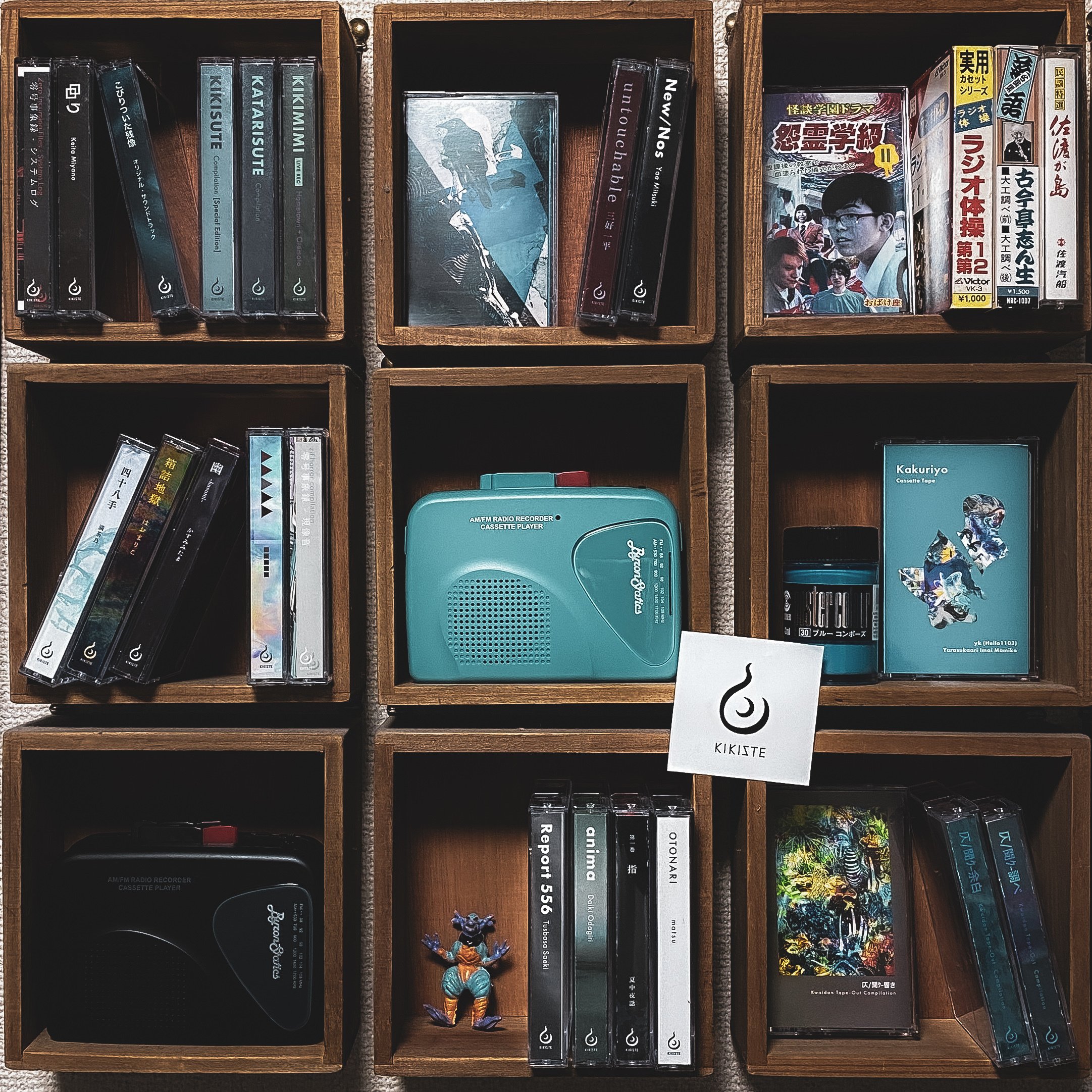 インテリア】部屋にホラーを飾る。カセットテープが作る、静寂と「間