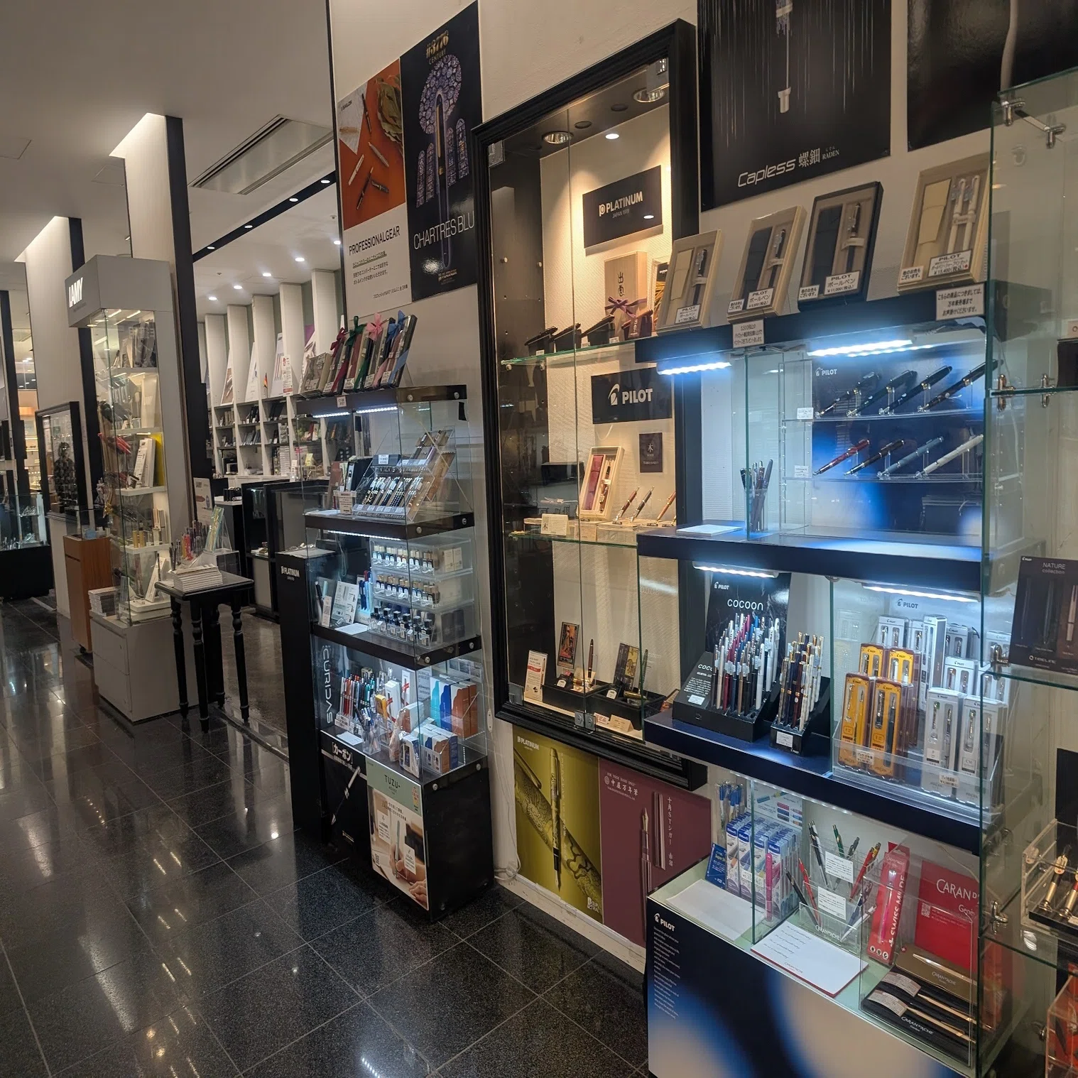丸善丸の内本店 文具（万年筆?）売り場 ウォーキング 