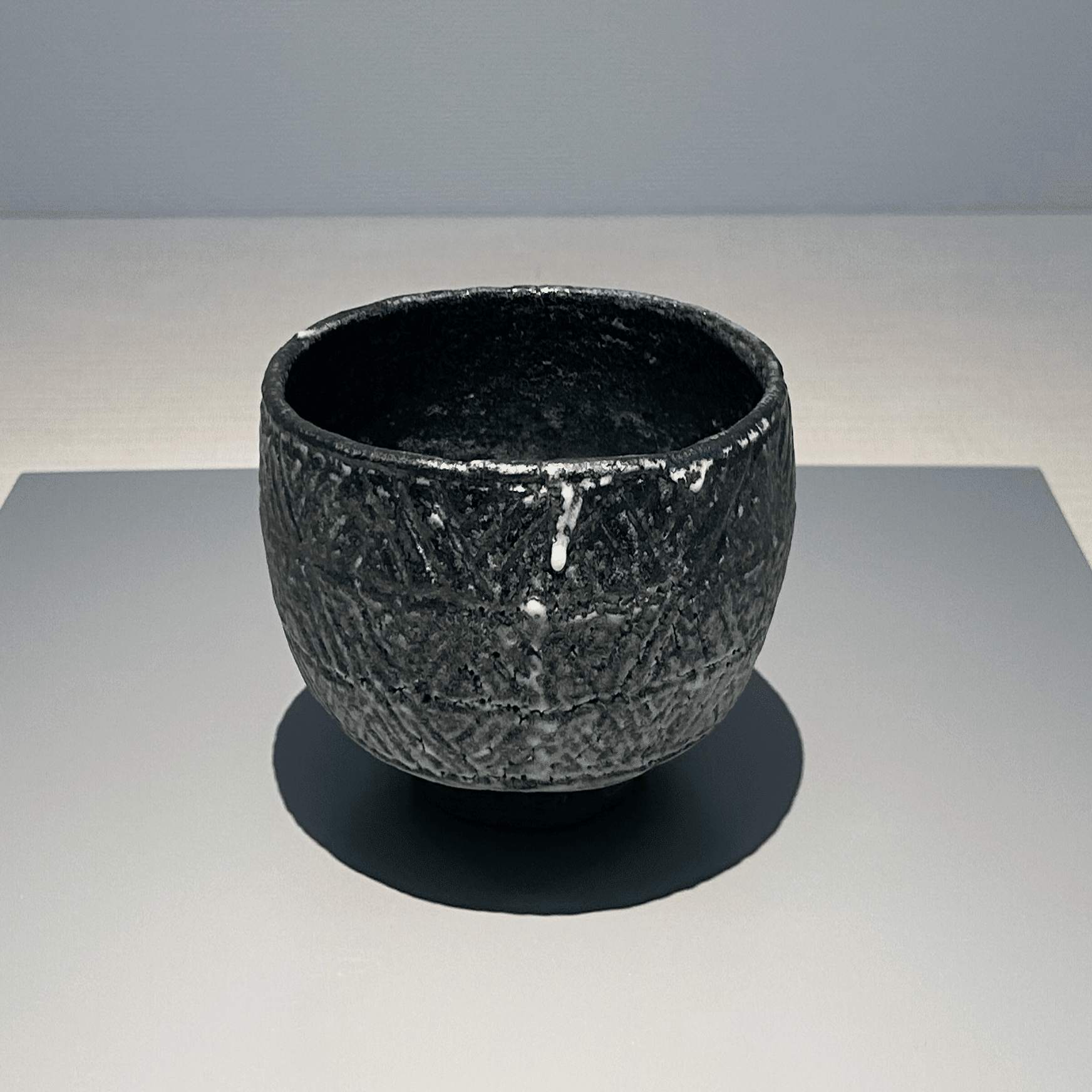 NOWHEREから茶の湯へ──裏原世代が見た『NIGO®と半泥子』｜Odd is