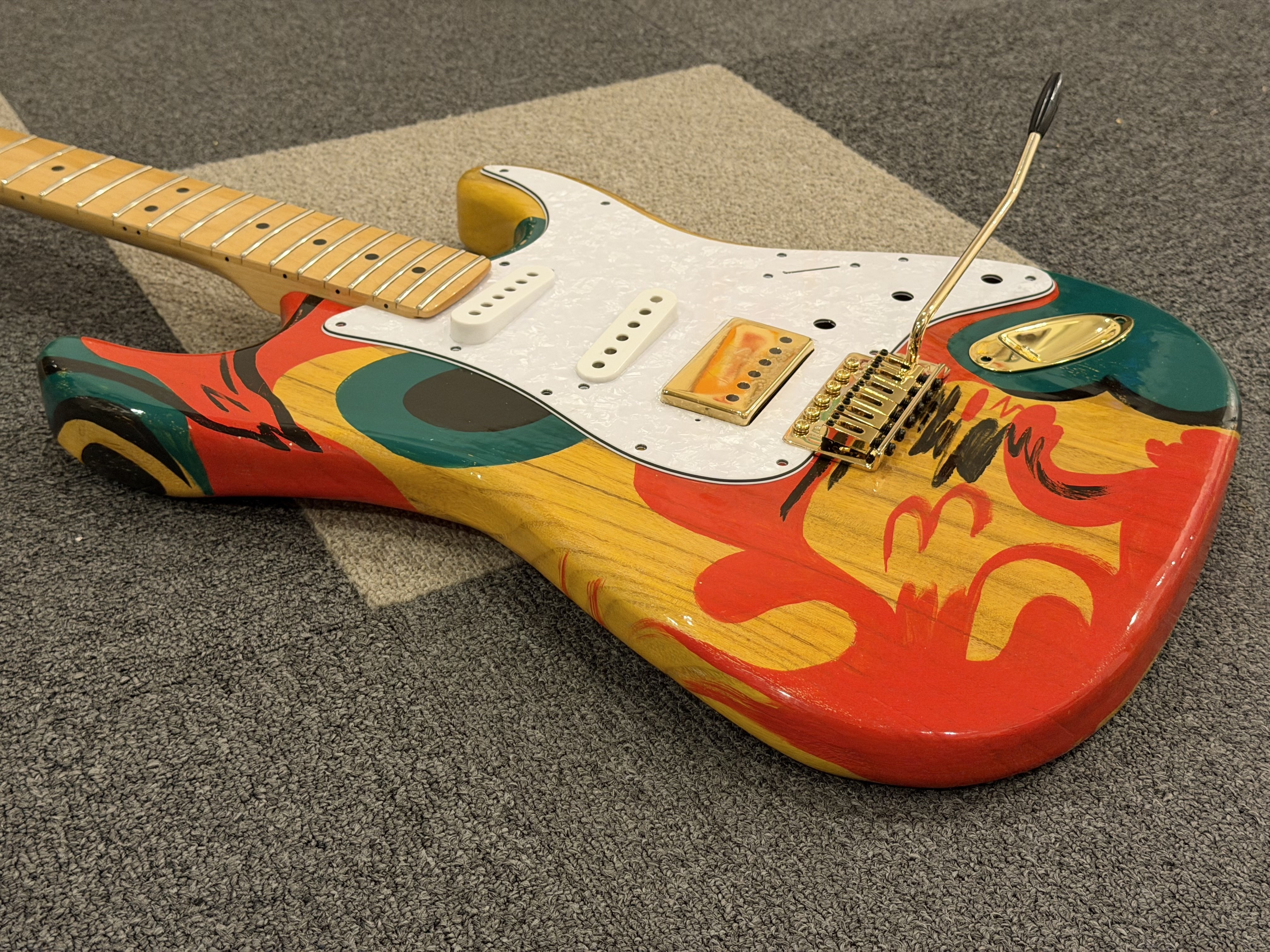 家の最小限の作業スペースでギターの塗装をする 4｜Croquetteギター