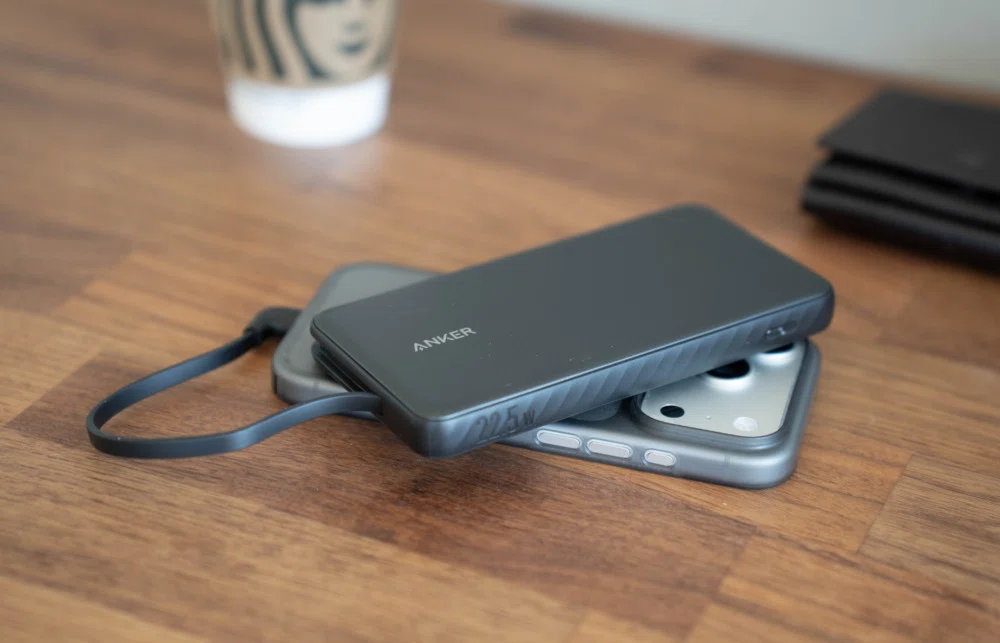 Anker Zolo Power Bank (10000mAh, 22.5W, Built-In USB-C Cable) Review:  Built-in cable and pass-through support for under 3,000 yen.
