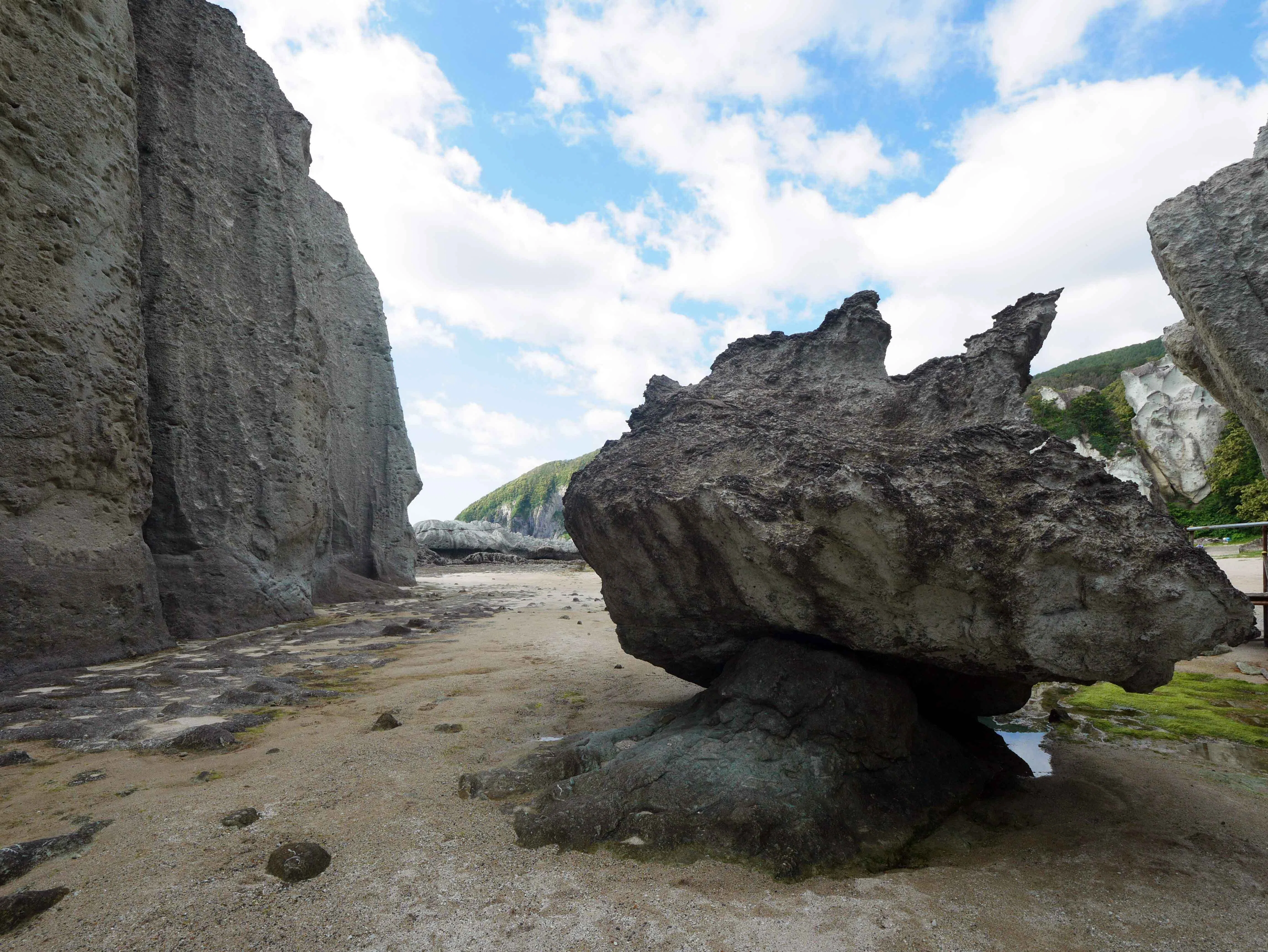 仏ヶ浦・下北半島の奇岩群——説明が効かなくなる瞬間【日本での記憶#08