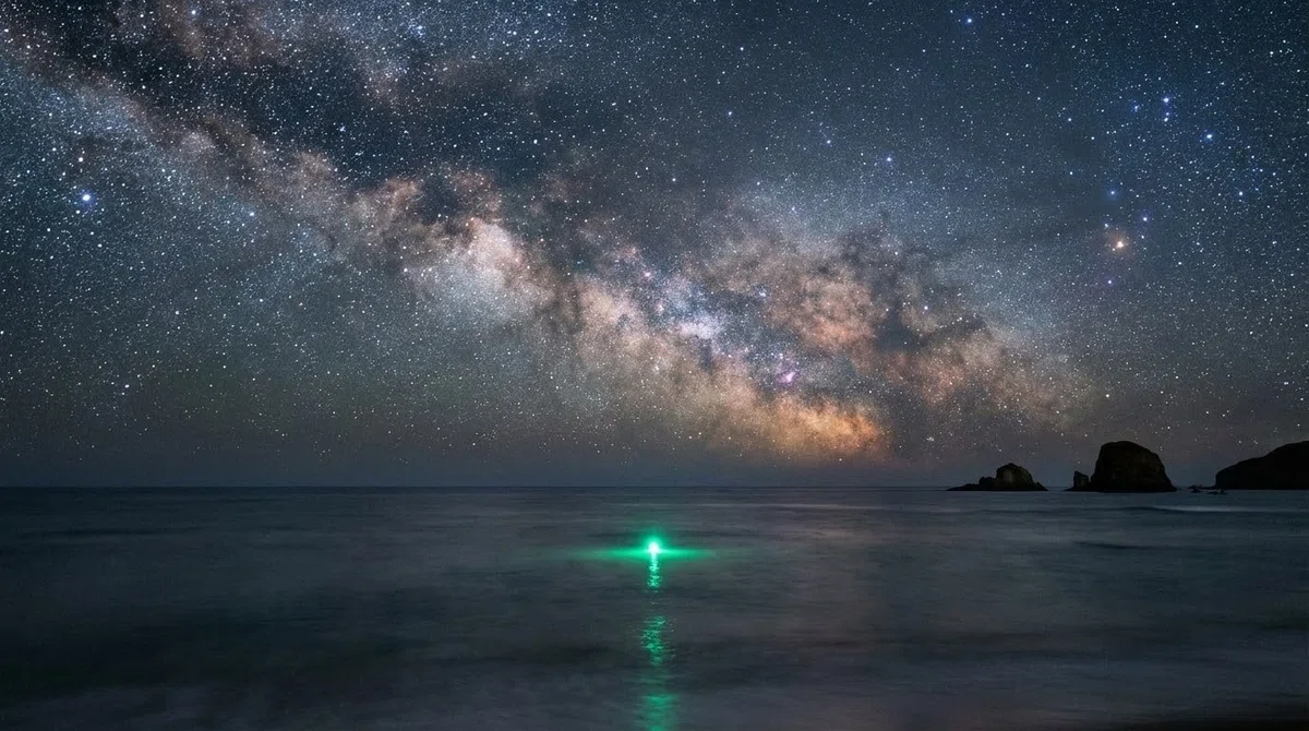 満天の星空の下、広大な海でただ一つ、俺のウキだけが輝いている。
