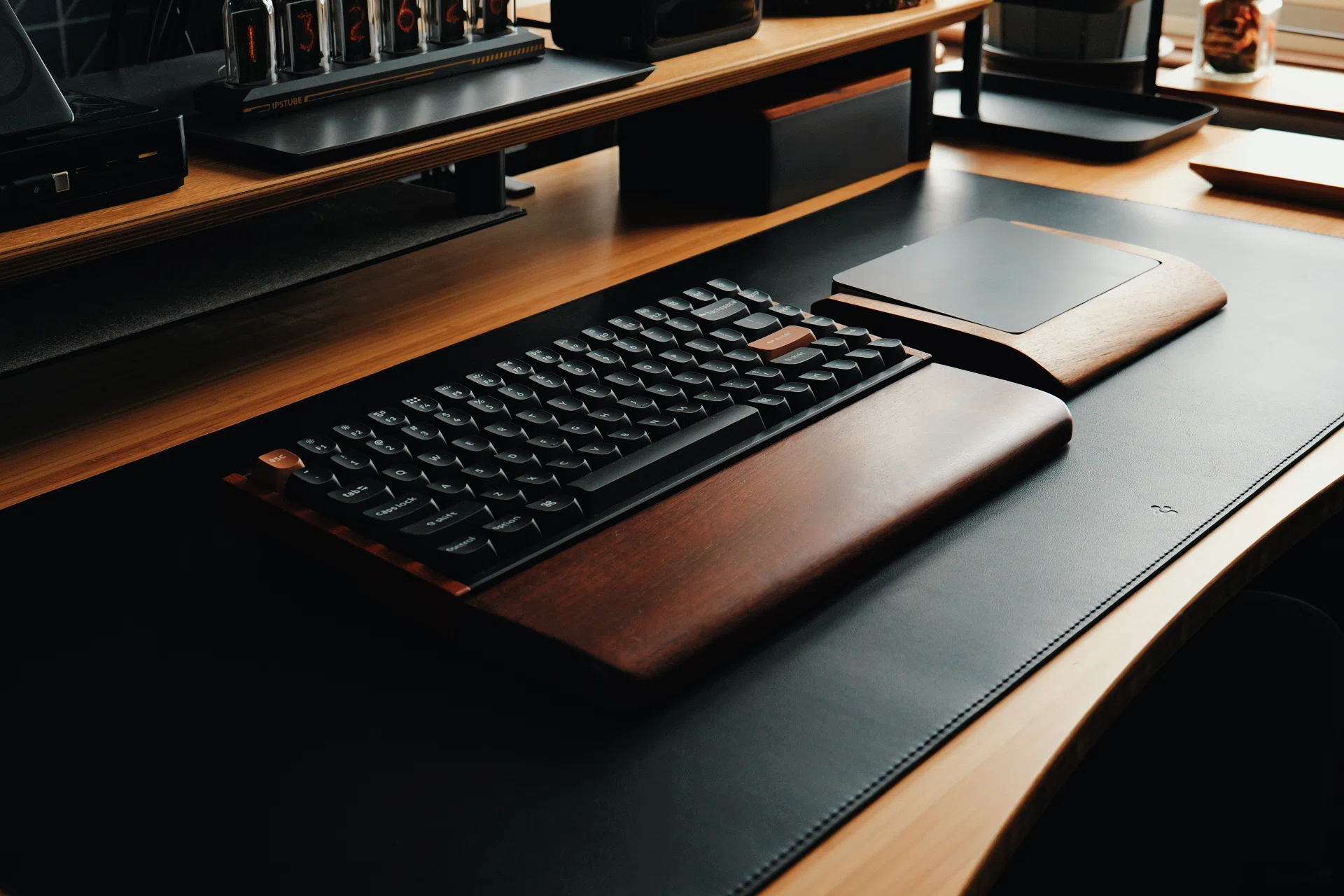 デスクの質感が一変する。Spigenのデスクマット「LD302」ブラックが