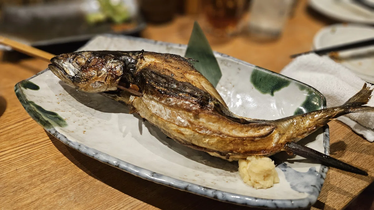 目の前で焼かれる浜焼き鯖。香ばしく焼き色のついた鯖の身。