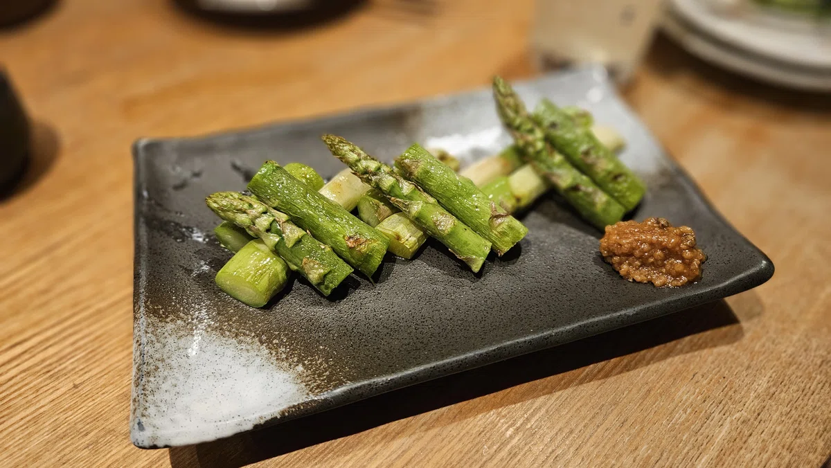 香ばしく焼かれたアスパラ。水分を保ったまま仕上げられ、瑞々しさが印象的。