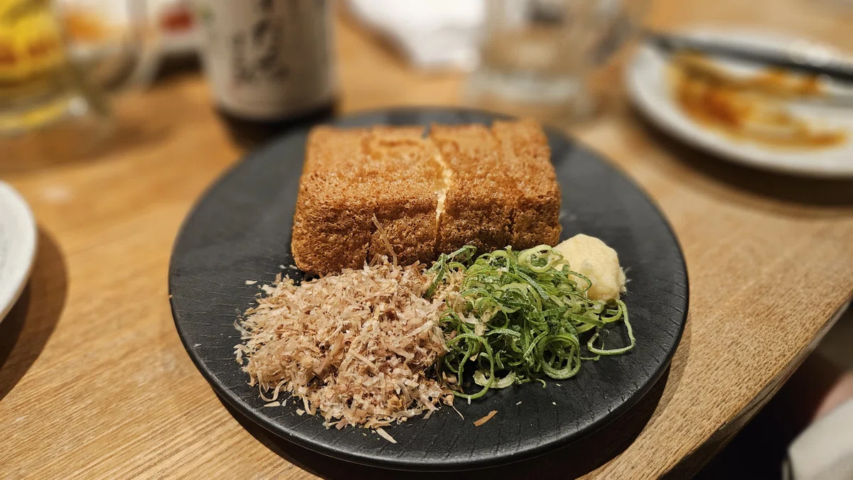外は香ばしく、中はとろりとした極濃豆腐の厚揚げ。