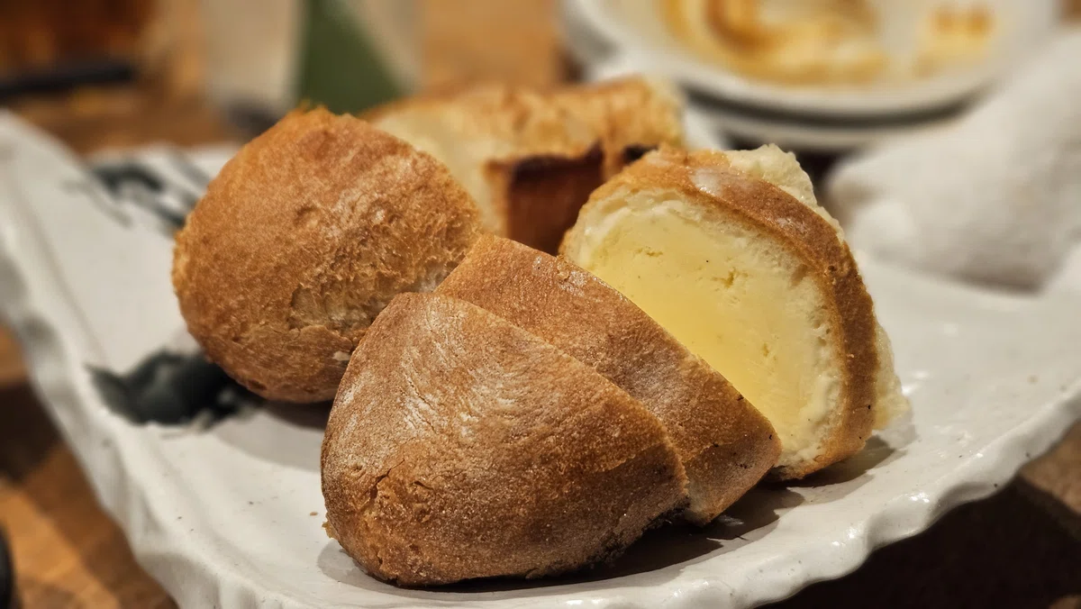 温かいパンに冷たいアイスを挟んだデザート。居酒屋の締めの甘味。