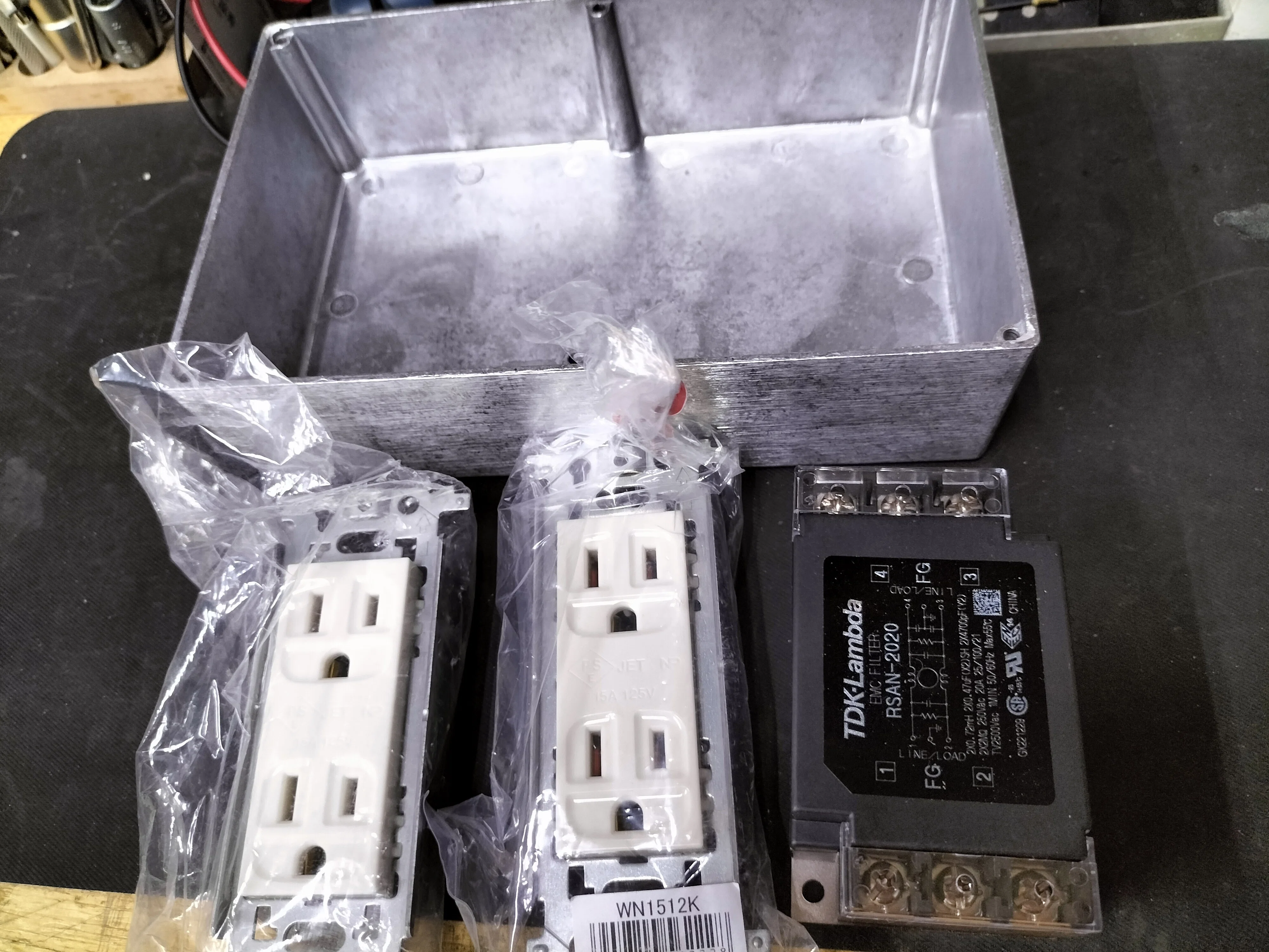 自作のノイズフィルター付き電源タップの効果が凄かった。 TDKノイズ